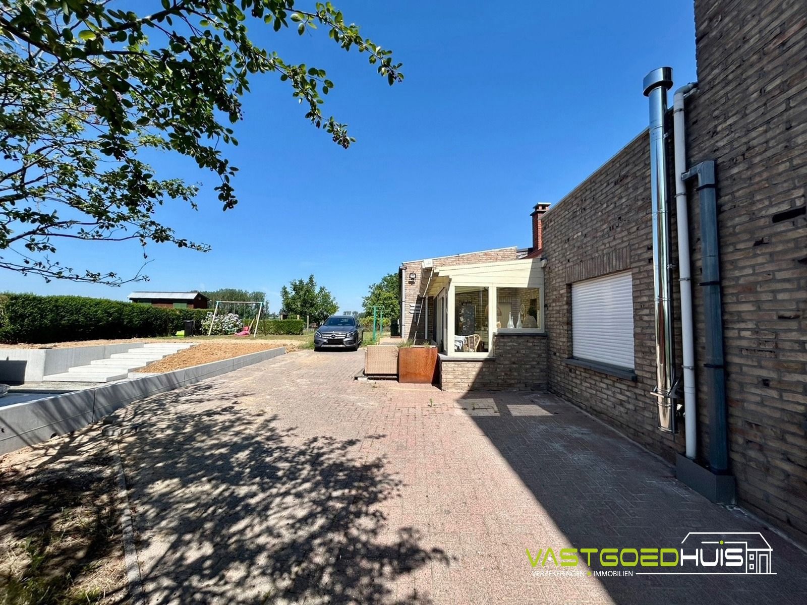 Hedendaagse gezinswoning met tuin en loods foto 26