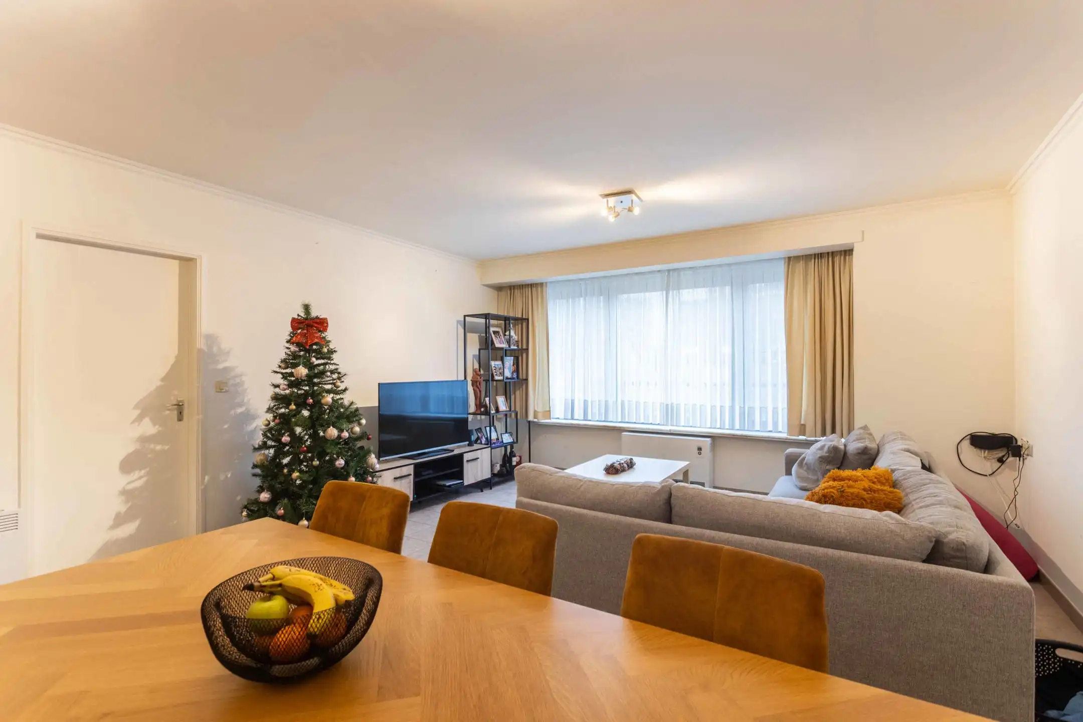 Ruim en lichtrijk appartement met garagebox op centrale locatie foto {{pictureIndex}}