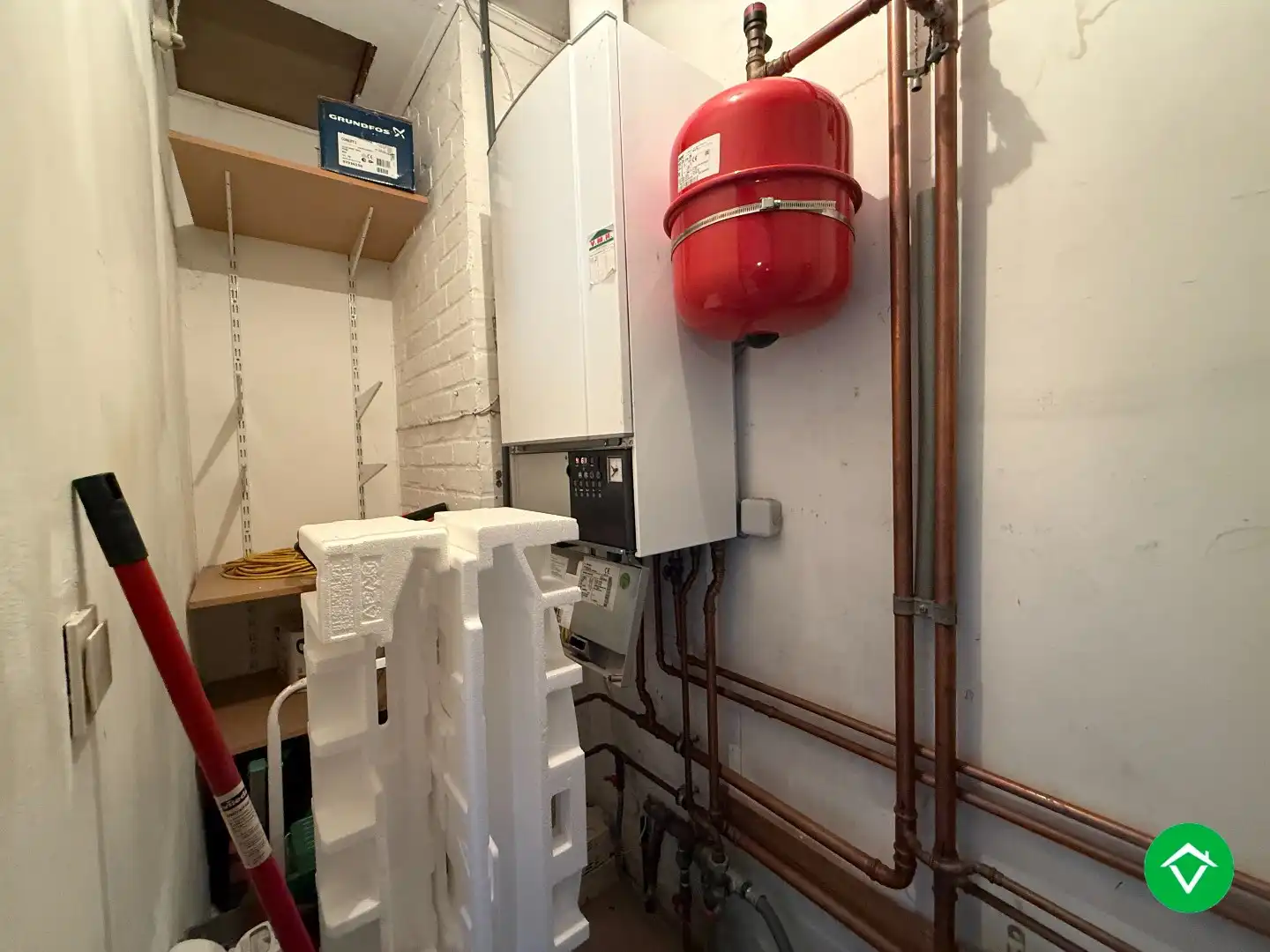 Rustig gelegen gelijkvloerse halfopen woning met 2 slpk's + dubbele garage foto 15