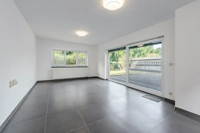 Roeselare. Ruime gezinswoning met 4-5 slaapkamers met extra ruimte voor praktijk / kantoor / hobby&nbsp; aan de stadsrand. foto 10