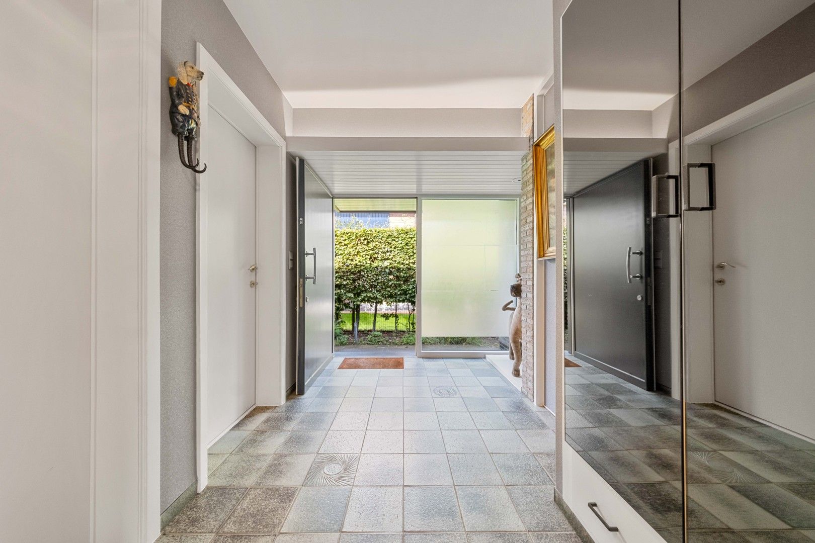 Instapklare bungalowvilla met zwembad en tijdloze architectuur. foto 6