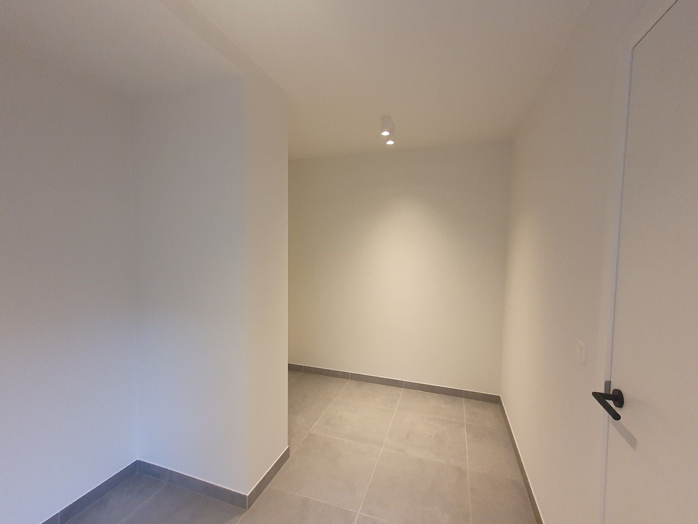 Instapklaar, duurzaam afgewerkt appartement te huur in Sint-Amandsberg foto 2