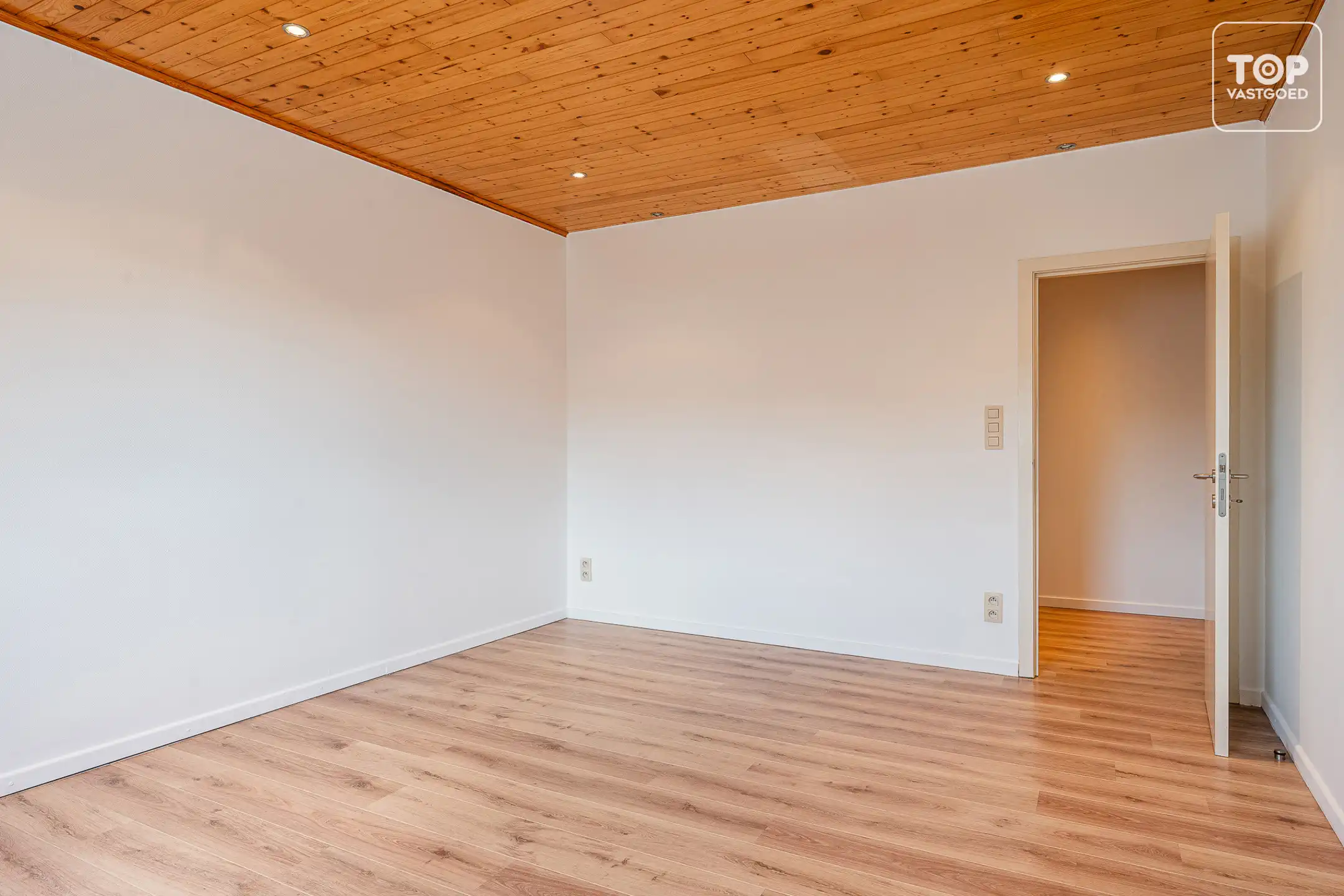 Instapklare woning met 3 slaapkamers en open zicht op de velden foto 13