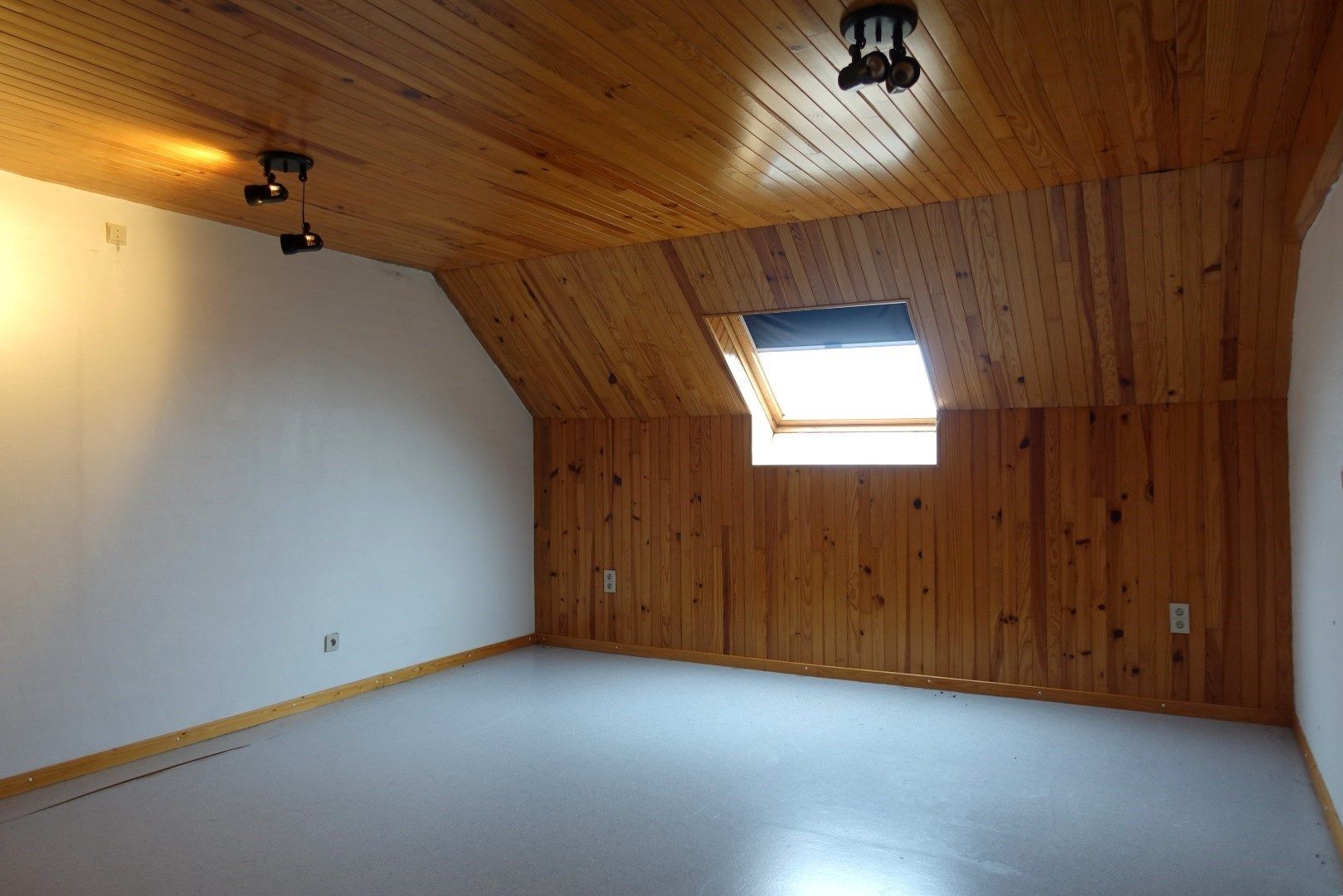 Ruime op te frissen woning met garages op een uitstekende locatie in centrum Oudenburg foto 14