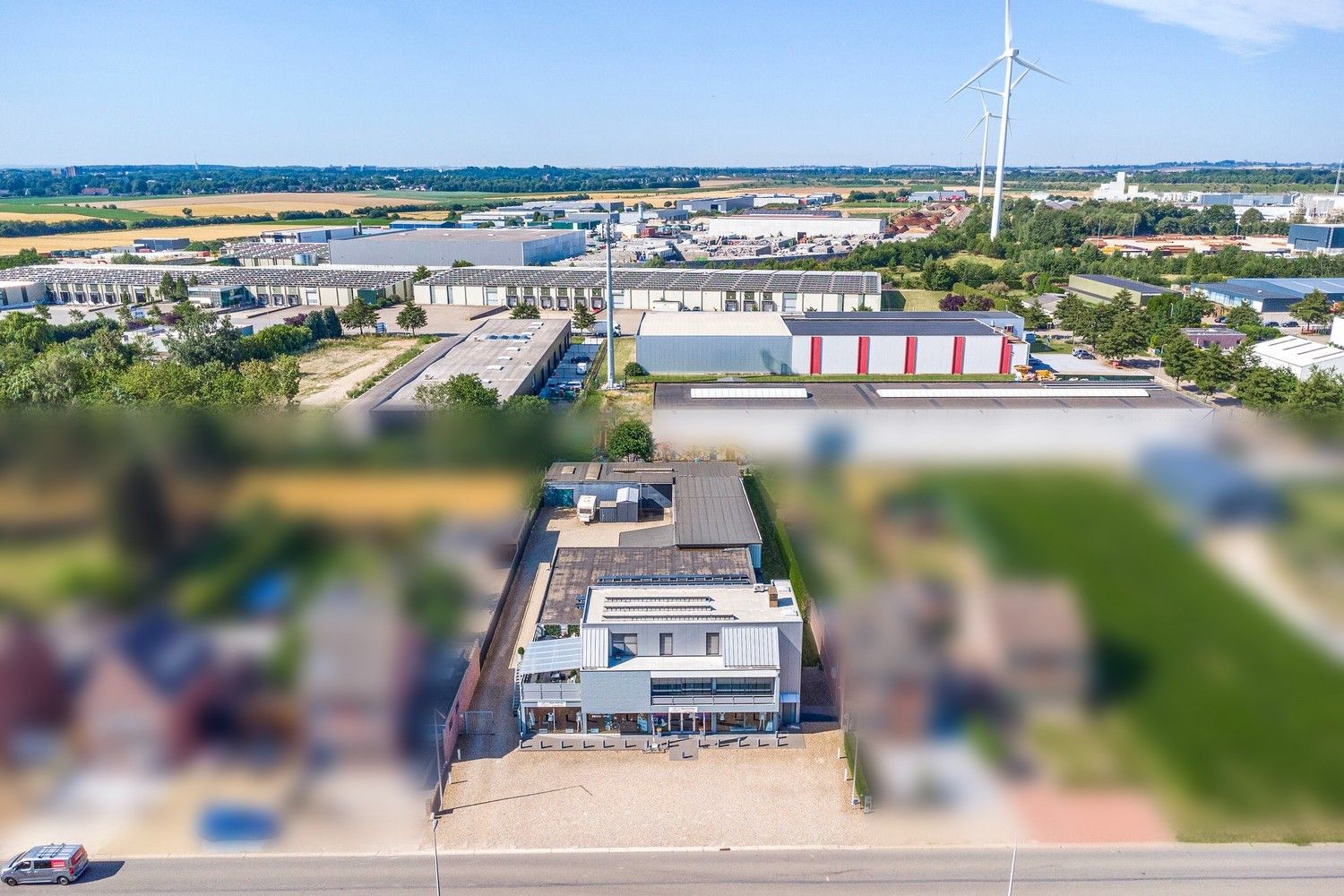Handelsruimte met luxe duplex-appartement en verhuurde loodsen op het industrieterrein in Lanaken foto 39
