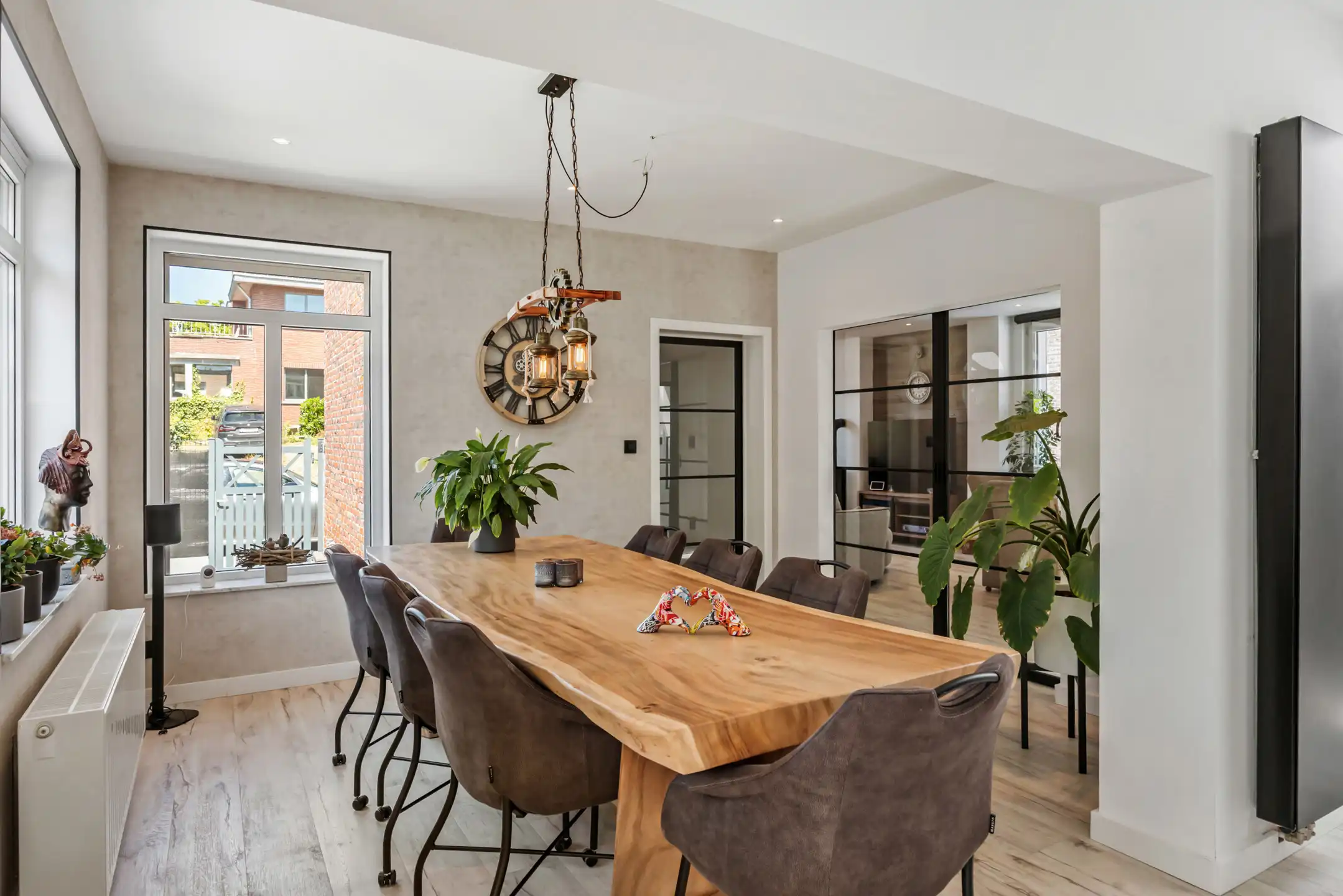 Gerenoveerde gezinswoning + werkplaats / garage foto 6
