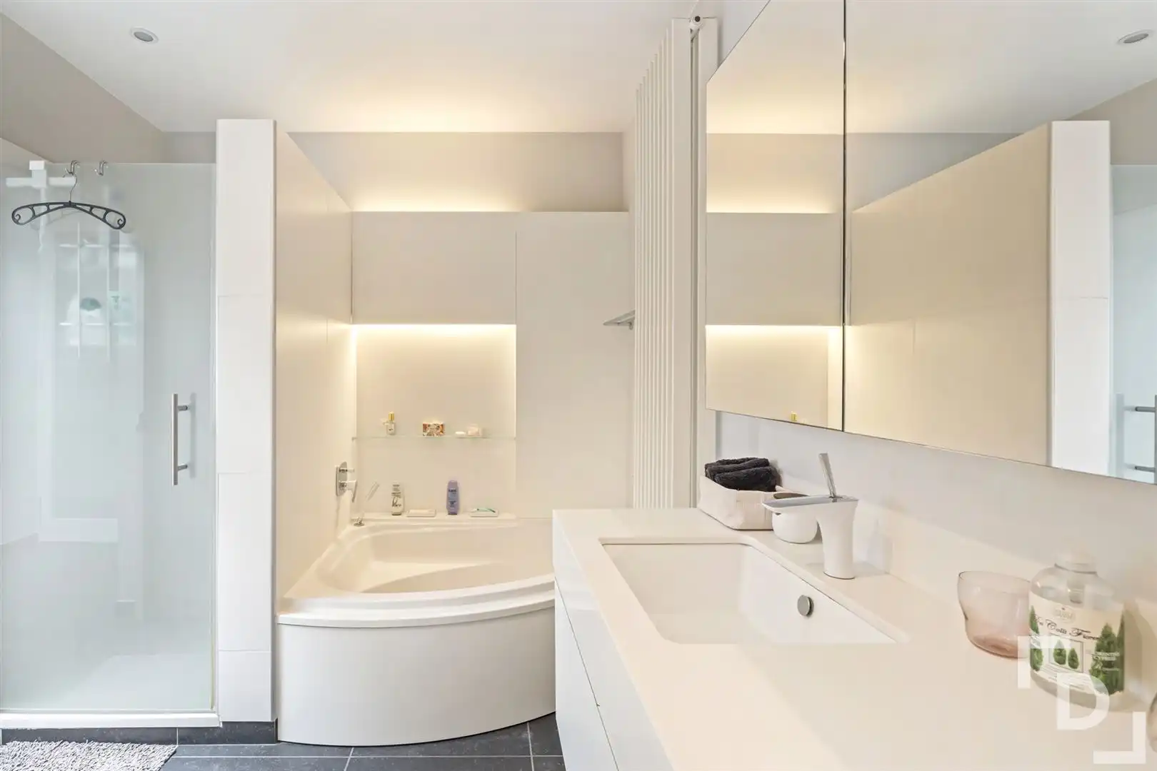 Ruime handelszaak met woonst & verhuurd appartement te koop in Poelkapelle. foto 34