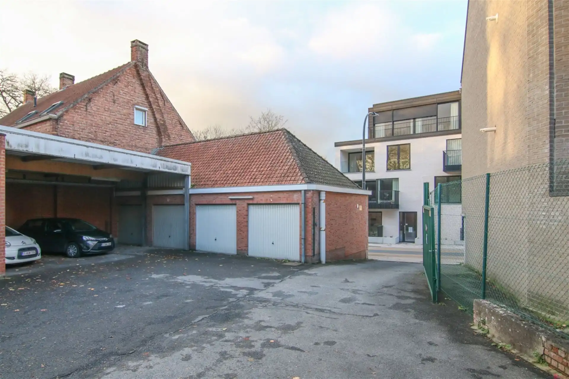 Handelspand met magazjin of projectgrond foto 6