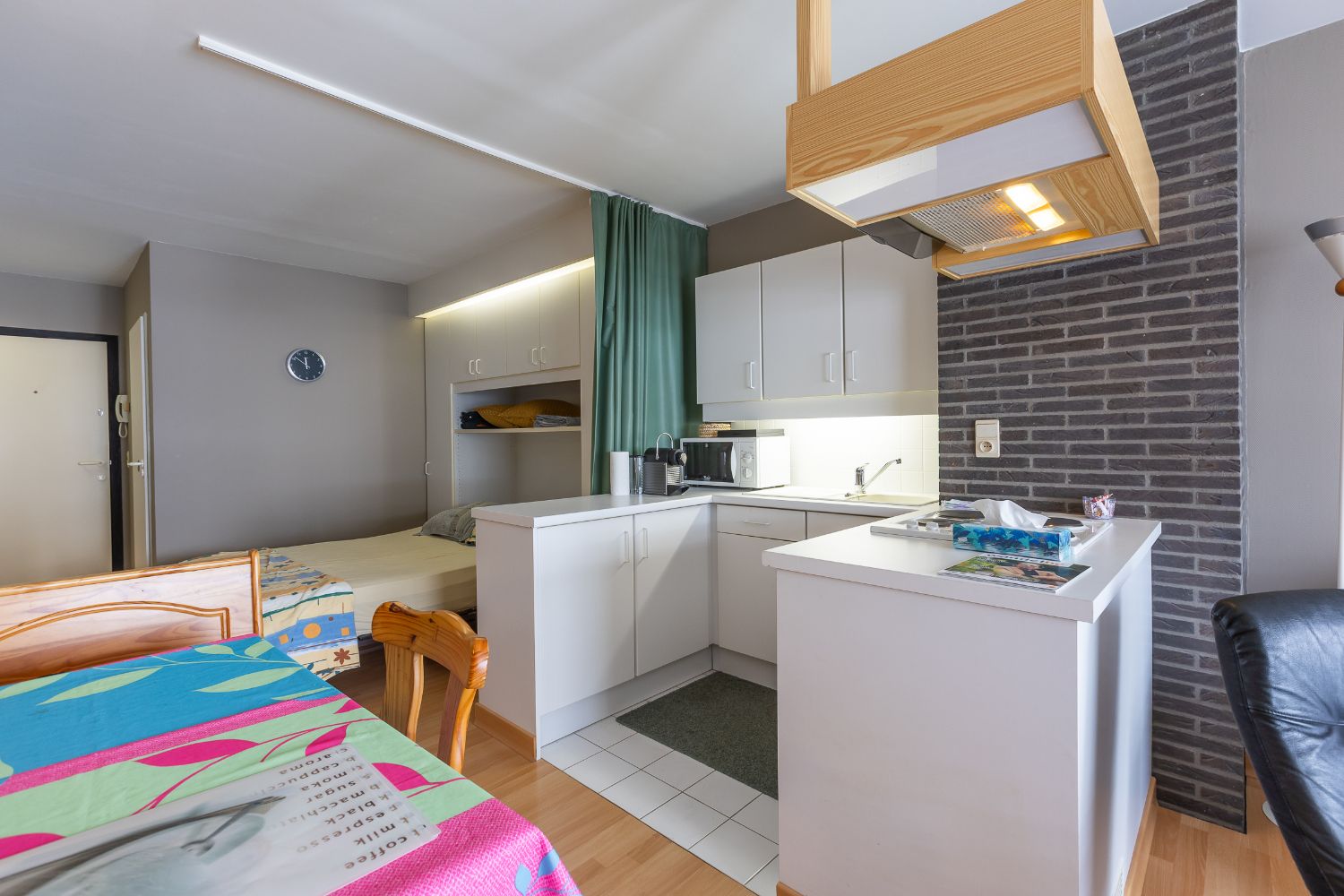 Ontdek deze charmante en ruime studio op de 5e verdieping van Residentie Square! foto 4