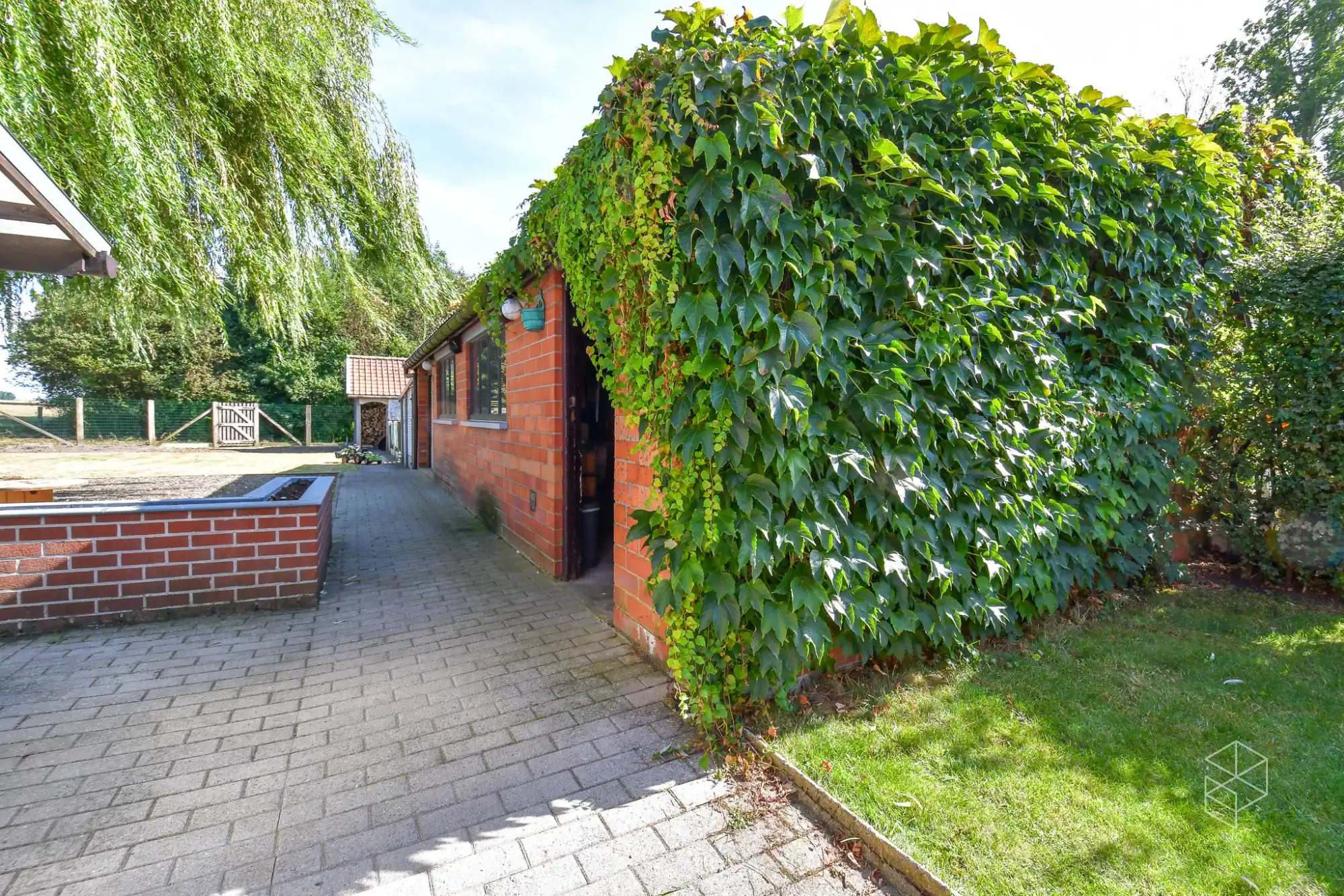Ruime woning met 3 slaapkamers, inpandige garage en grote tuin foto 8
