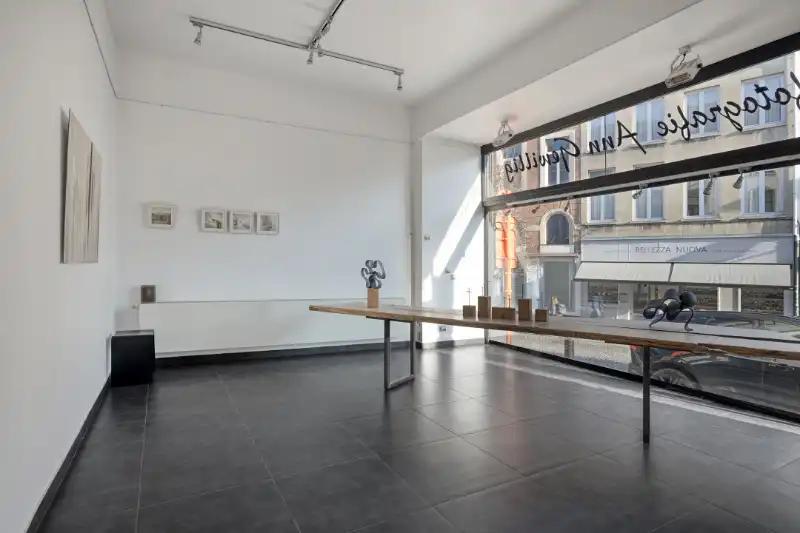 Handelspand met brede glasgevel en uitstekende visibiliteit in centrum Mechelen foto 3