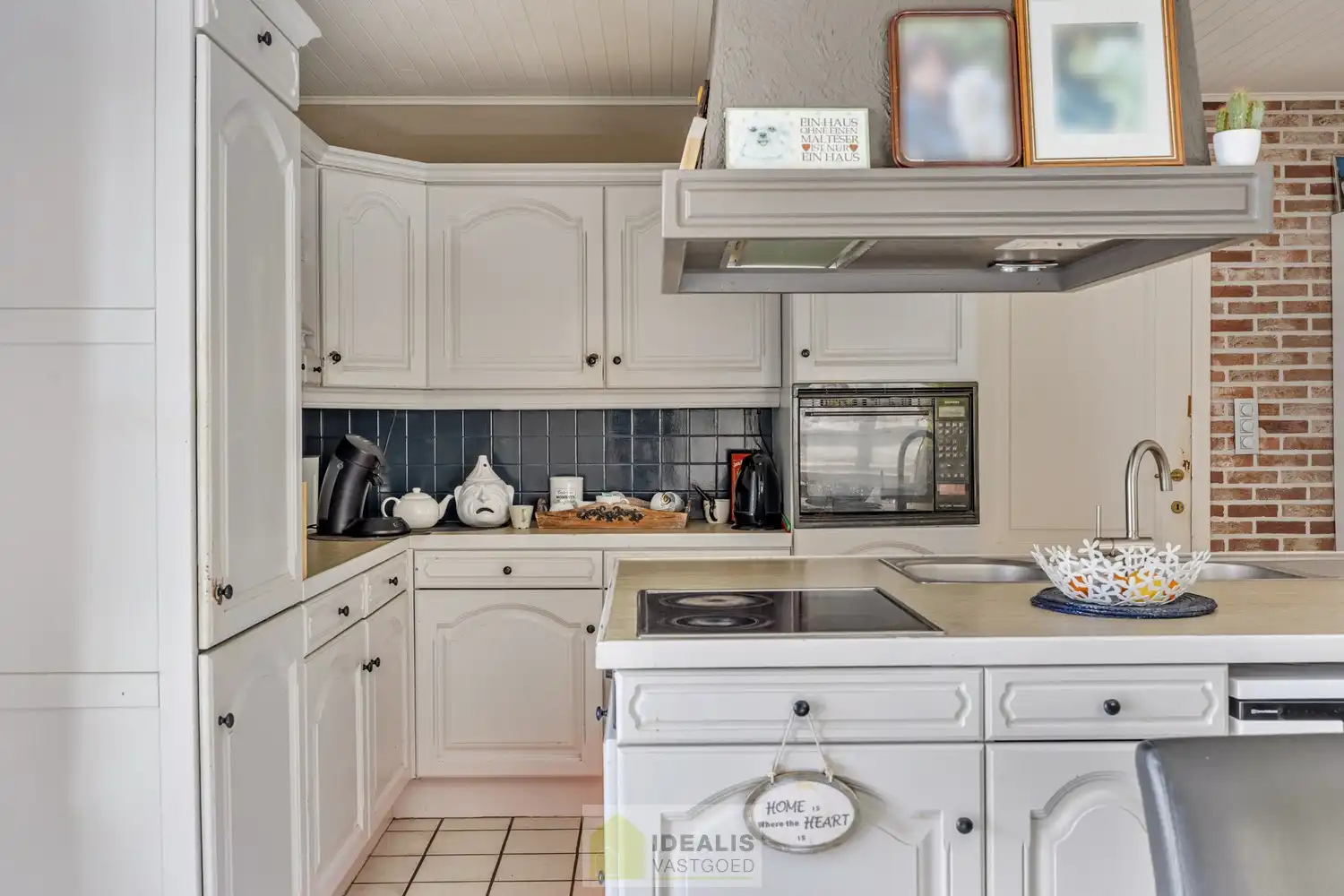 IDEALIS VASTGOED – INSTAPKLARE EENGEZINSWONING MET 4 SLAAPKAMERS EN EEN BEWOONBARE OPPERVLAKTE VAN +- 195M² OP EEN PERCEEL VAN +- 9A 20CA IN KLEINE-BROGEL (PEER). De woning is gelegen vlak bij de dorpskern van het gezellige kleine-Brogel en op enkele minuten verwijderd van de centra van Peer, Kaulille, Bocholt en Pelt. Ideaal voor zij die op zoek zijn naar een ruime instapklare woning met 4 slaapkamers!! foto 13