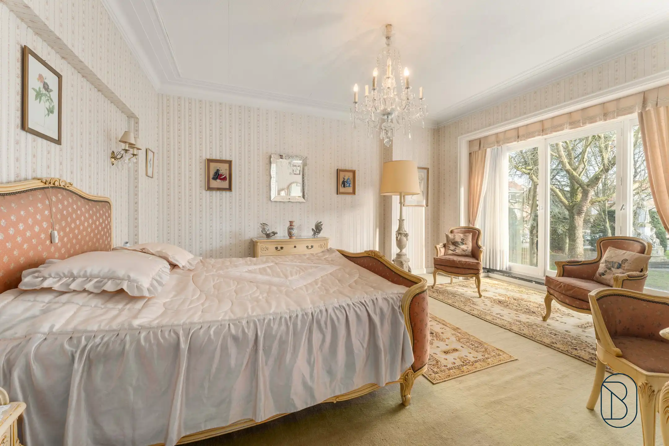 Topgelegen op te frissen herenwoning met ruime garage foto 14