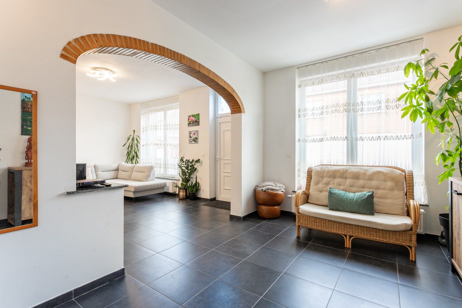 Gerenoveerde woning met 4 slaapkamers en opslagplaats foto 3