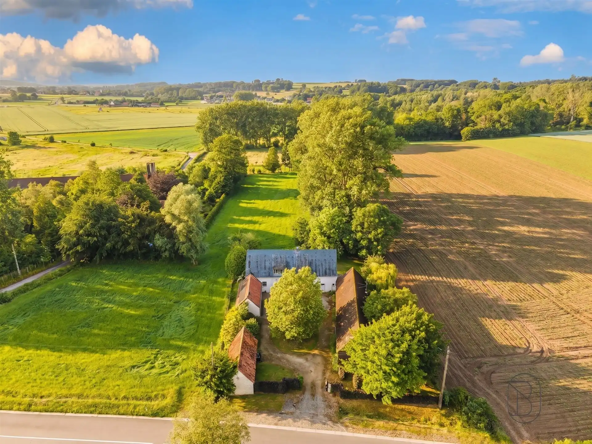 Charmante fermette met schuur op een absolute toplocatie foto {{pictureIndex}}