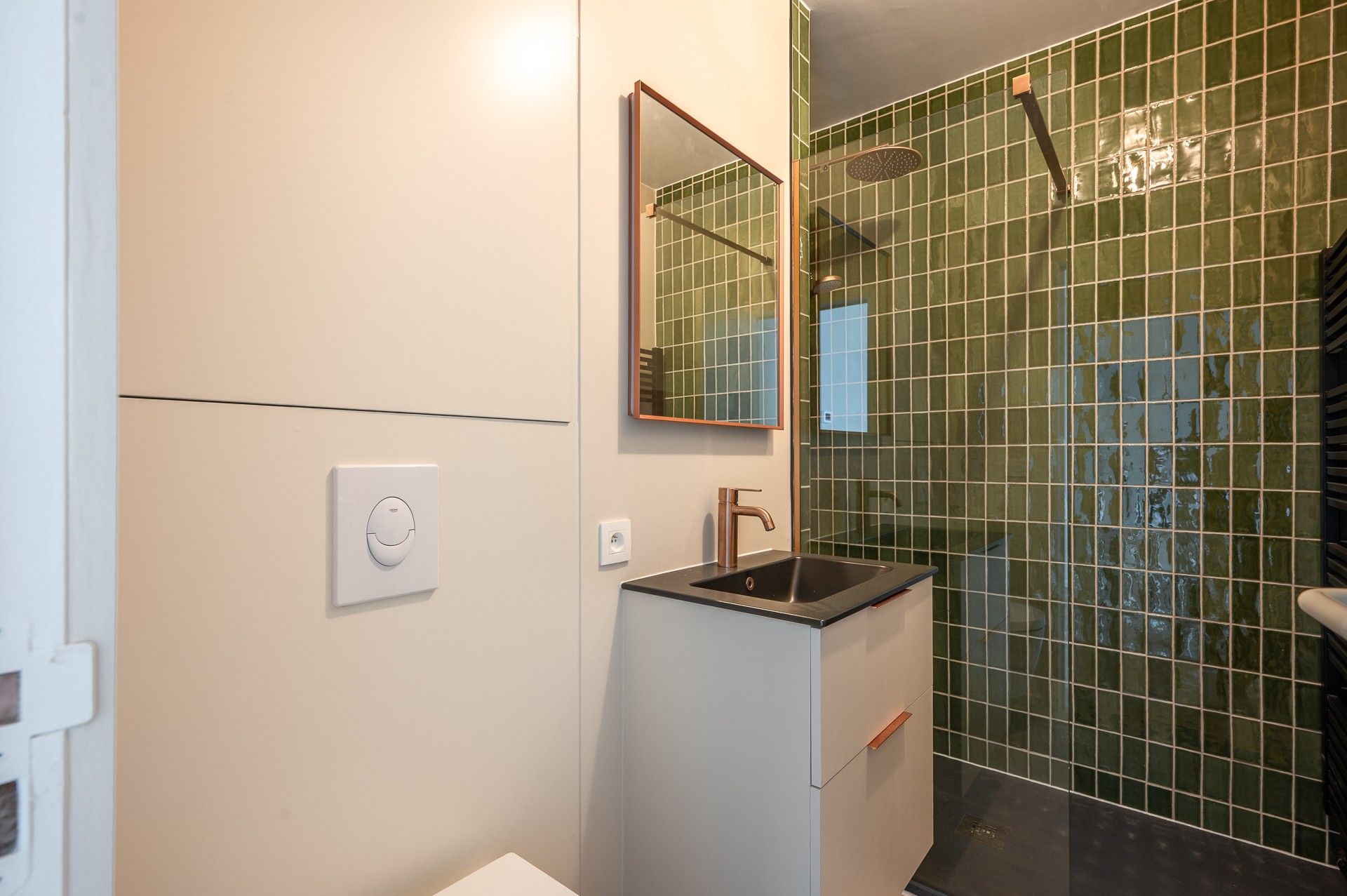Ongemeubeld: vernieuwde studio op de Lippenslaan! foto 7