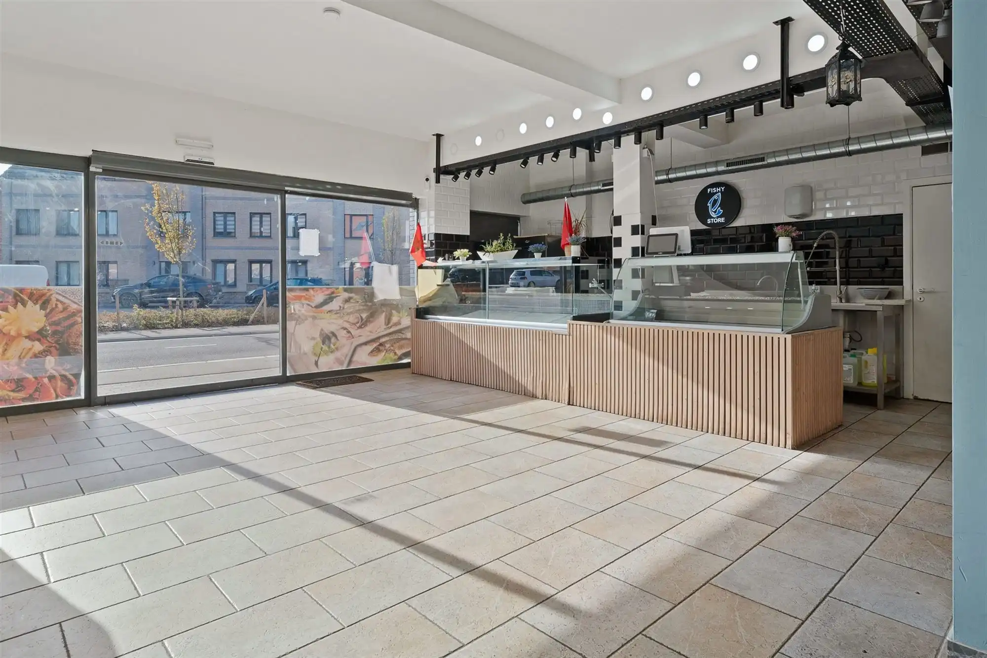 GERENOVEERD (2021) HANDELSPAND VAN 206 m2 MET EEN TE RENOVEREN BOVENLIGGEND APPARTEMENT (124 m2) MET 2 SLAAPKAMERS GELEGEN TE BERINGEN foto 2