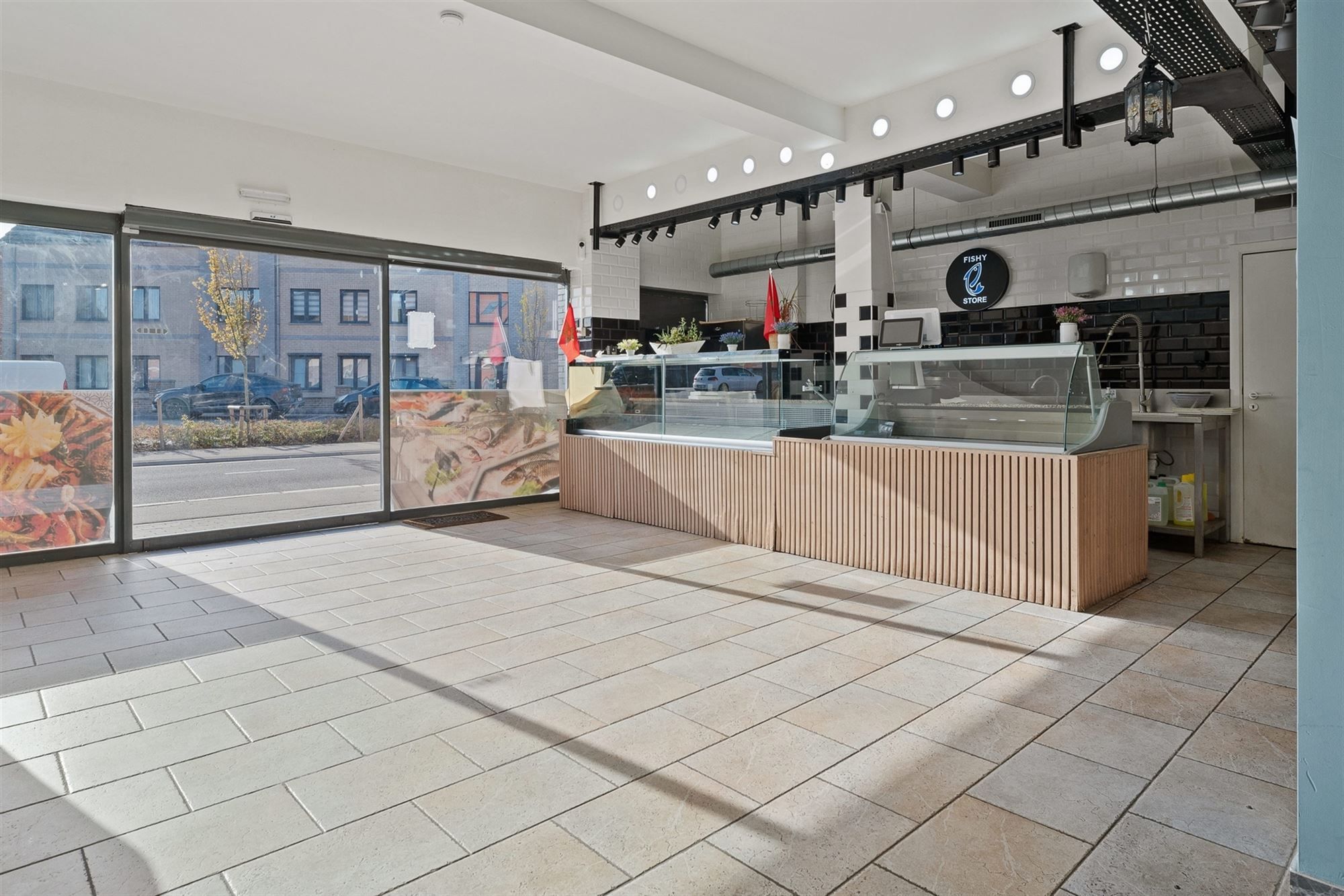 GERENOVEERD (2021) HANDELSPAND VAN 206 m2 MET EEN TE RENOVEREN BOVENLIGGEND APPARTEMENT (124 m2) MET 2 SLAAPKAMERS GELEGEN TE BERINGEN foto 2