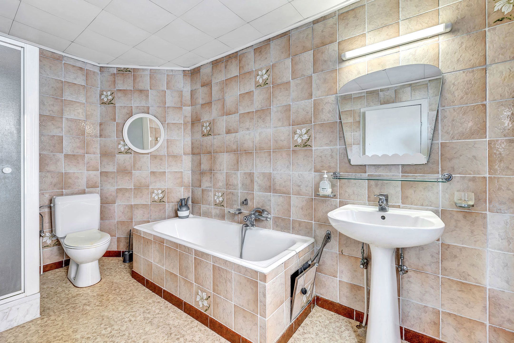 Te renoveren woning met ruime garage en tuin foto 14