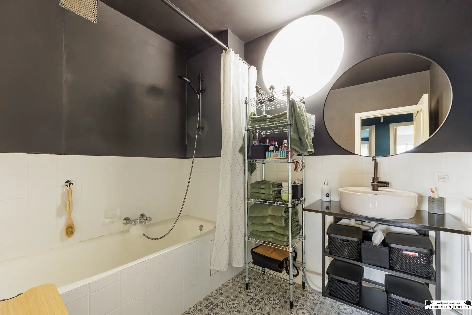 Ruim twee slaapkamer-appartement met panoramisch uitzicht! foto 9