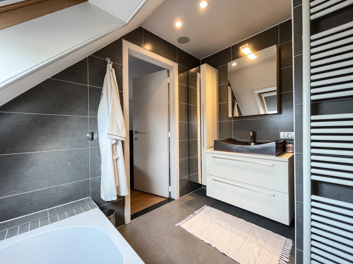 Gemeubeld duplex dakapp. met circa 16 m² terras gelegen in de P. Parmentierlaan op wandelafstand van het Rubensplein en de Zeedijk. foto 19