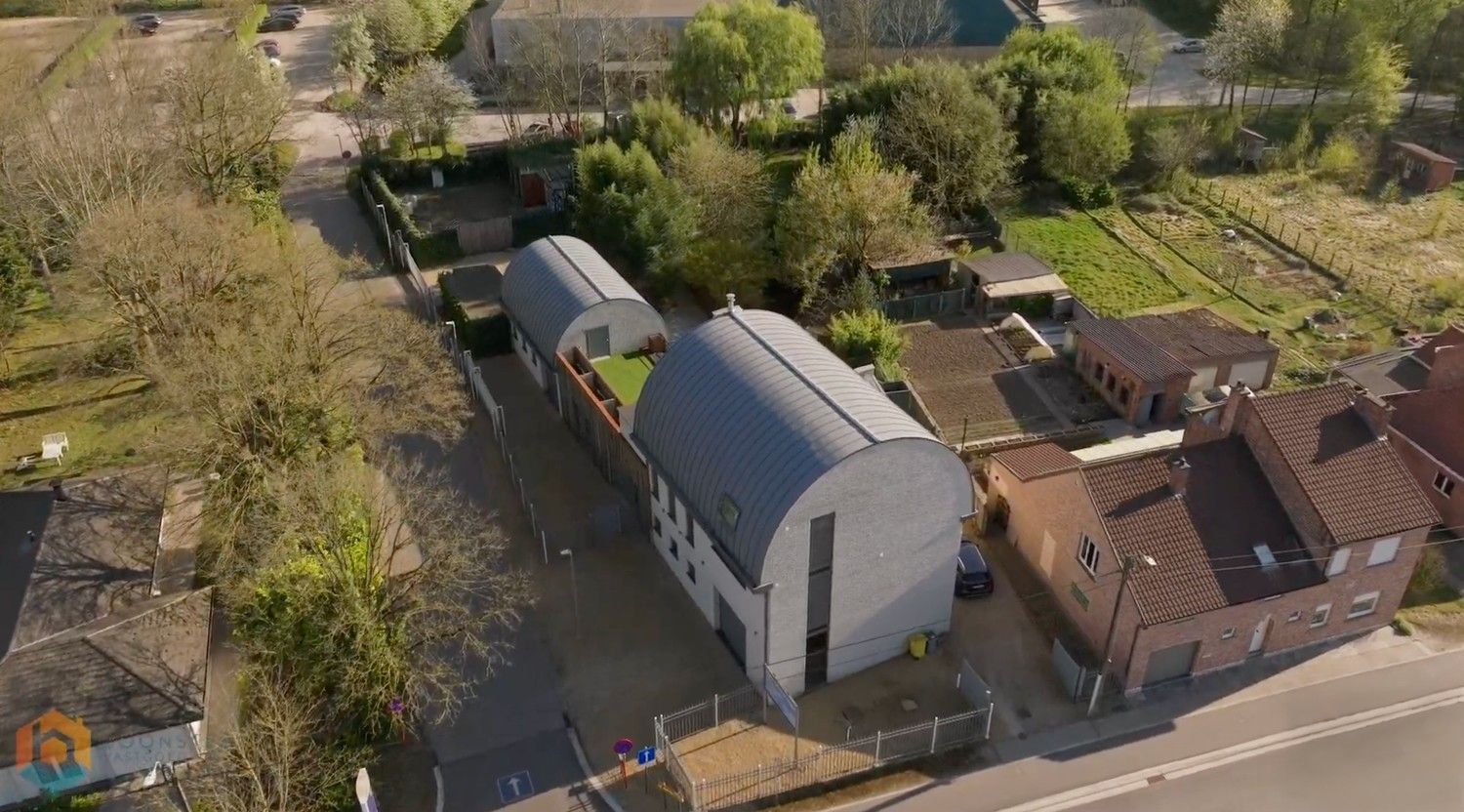 Handelspand met woonst en ruime parking op een perceel van 2592 m² te Rotselaar foto {{pictureIndex}}