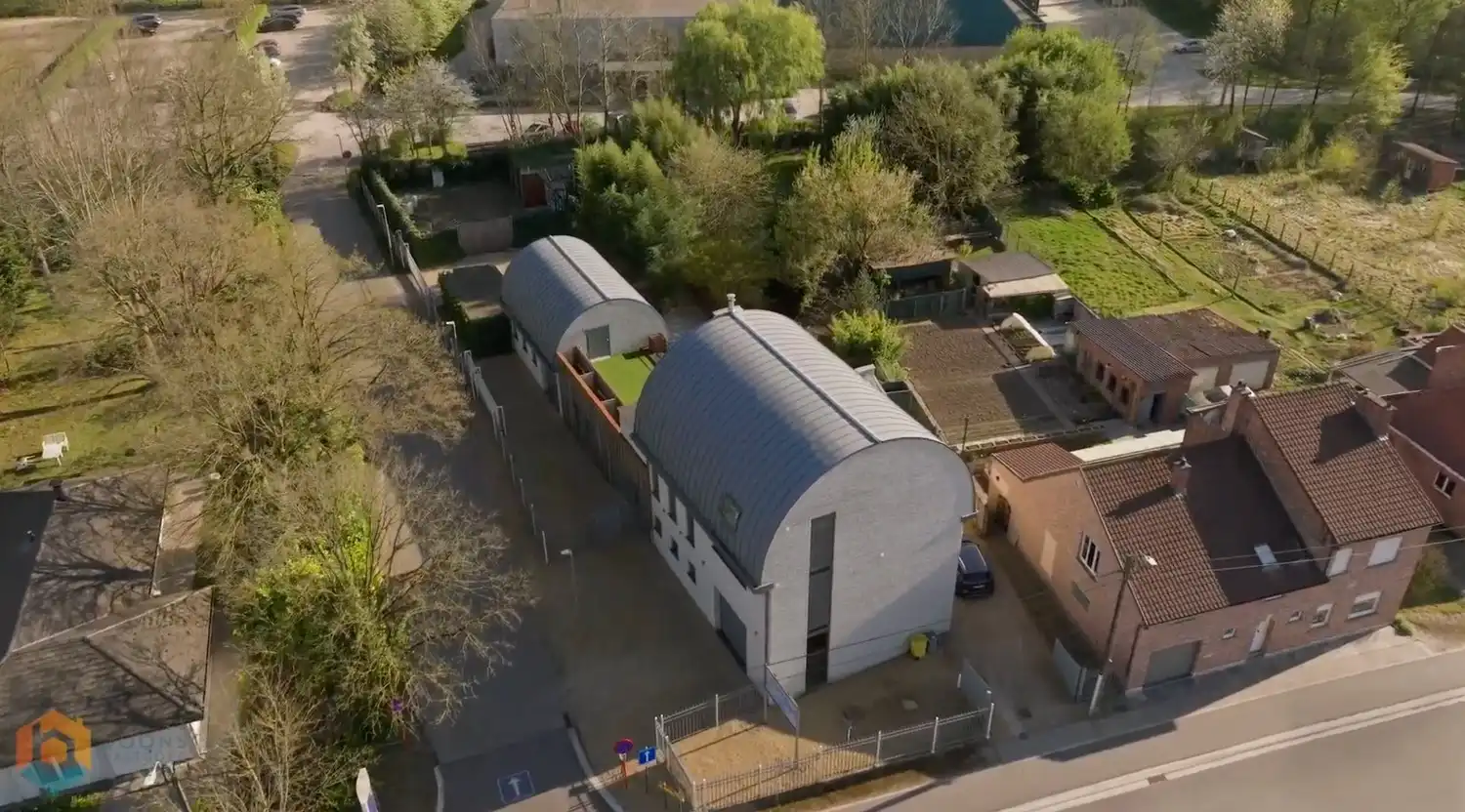 Handelspand met woonst en ruime parking op een perceel van 2592 m² te Rotselaar foto {{pictureIndex}}