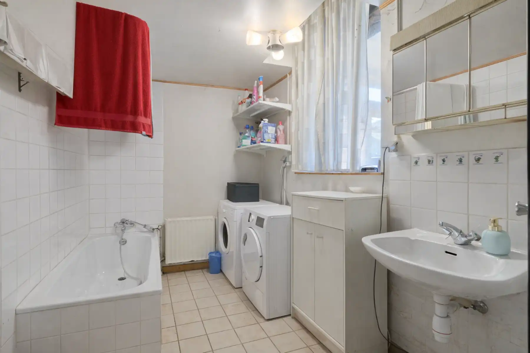 Woning met 4 slaapkamers, tuin en grote garage/magazijn  foto 8