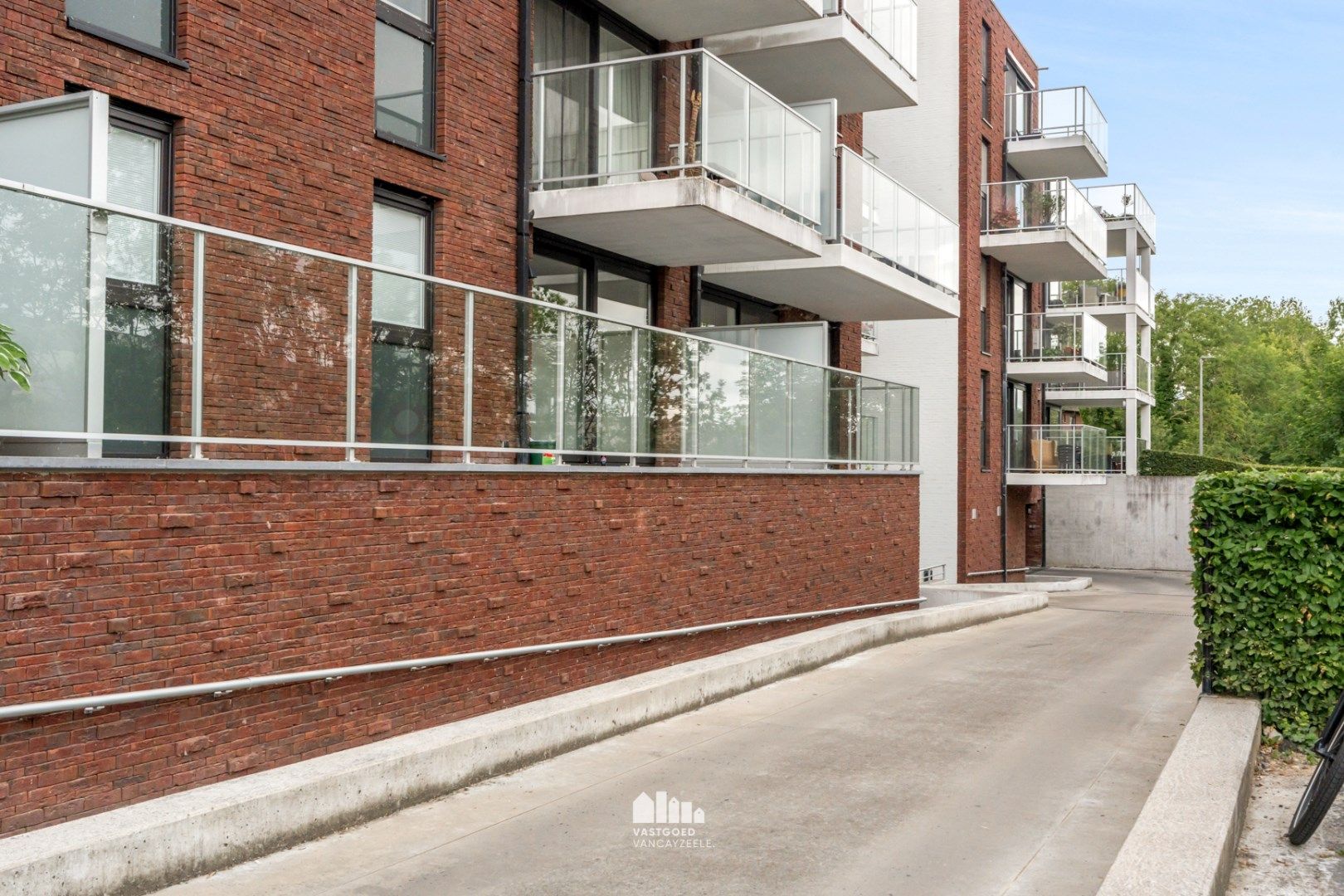 Instapklaar appartement met groot zonnig terras en garage op idyllische locatie midden in het groen.  foto 3