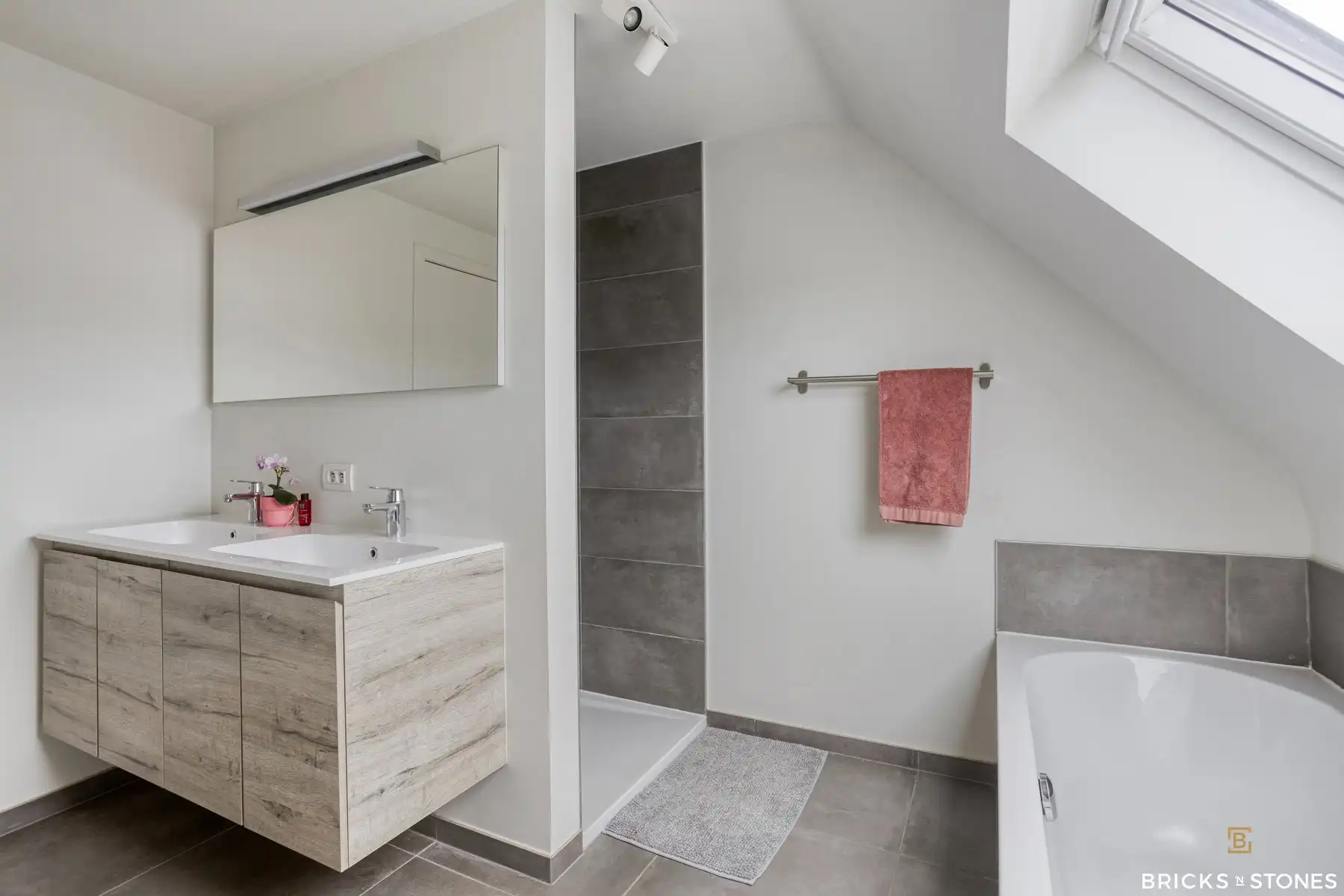 Recente HOB met 4 slaapkamers en tuin foto 24