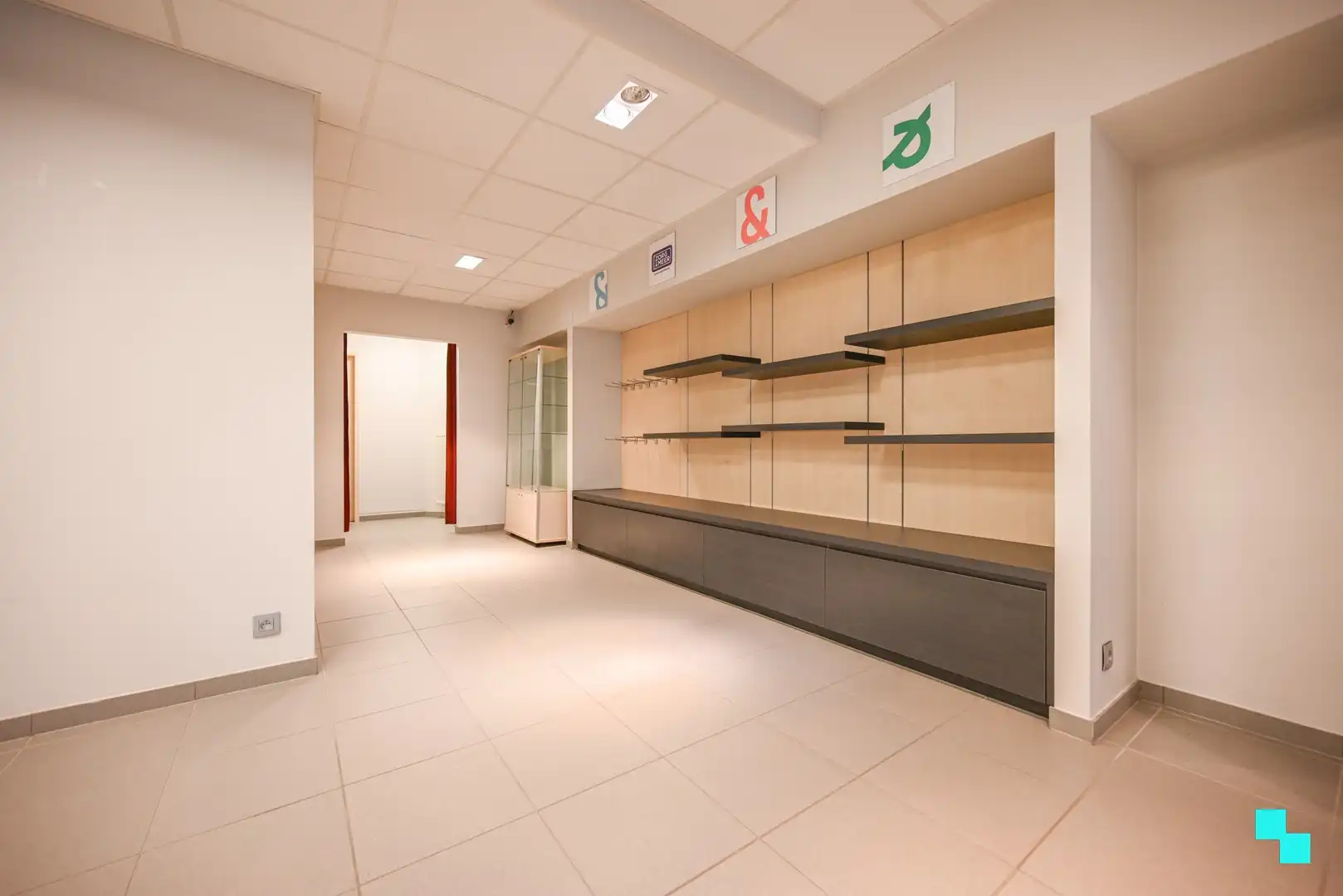 Deels ingerichte handelsruimte op toplocatie te Sint-Andries foto 8