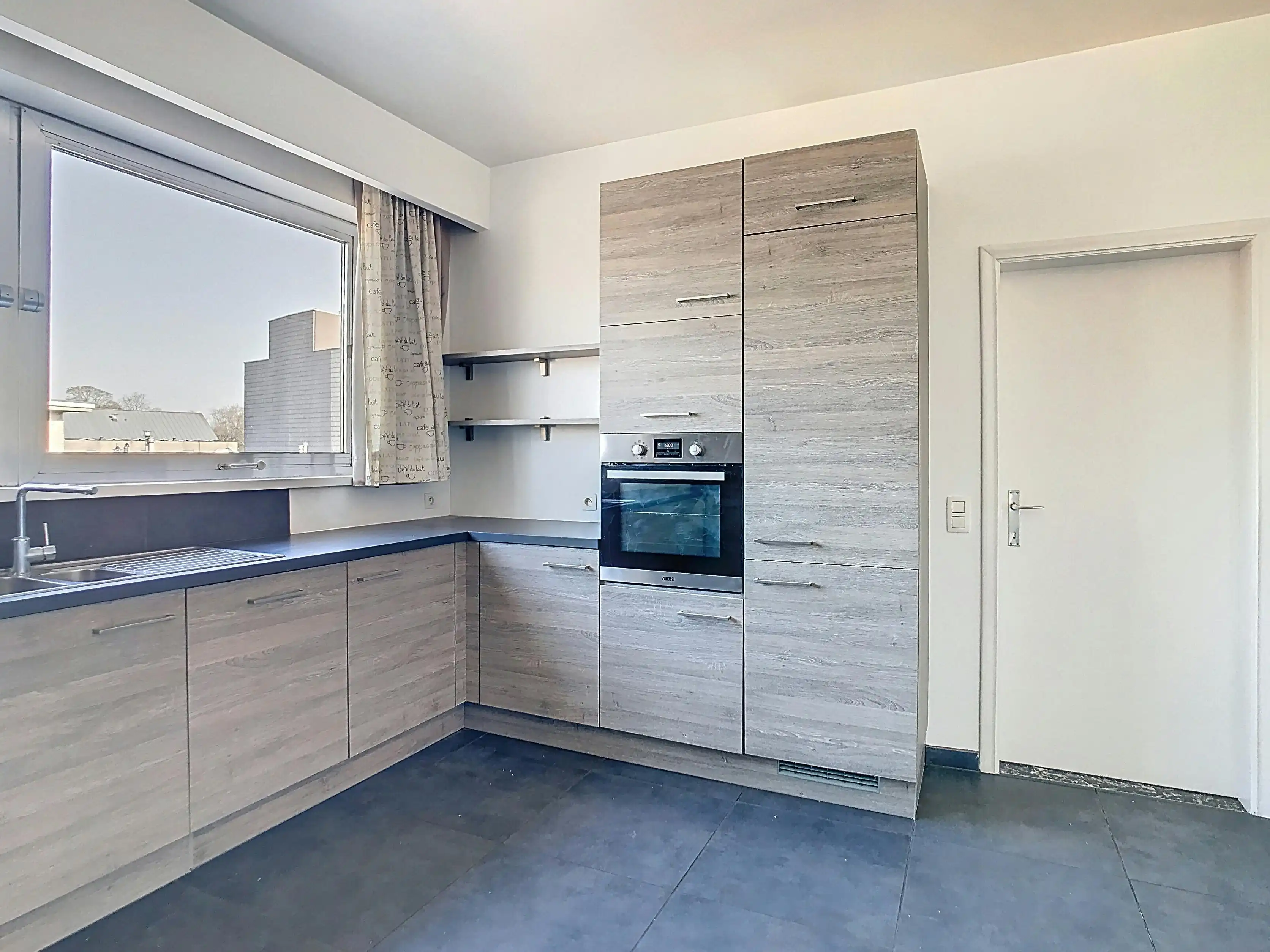 Lichtrijk en centraal gelegen ruim appartement met garage foto 6