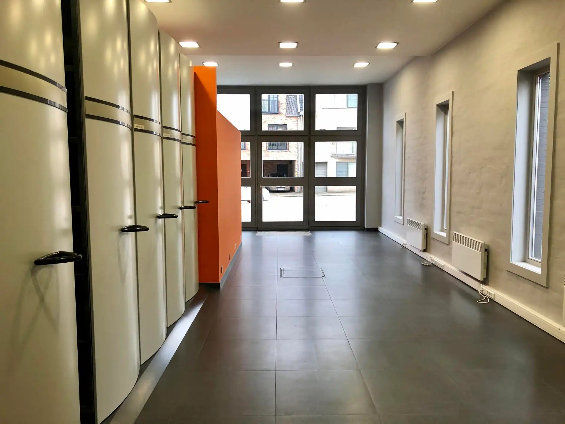 Magazijn met bijhorende kantoorruimte te huur foto 4