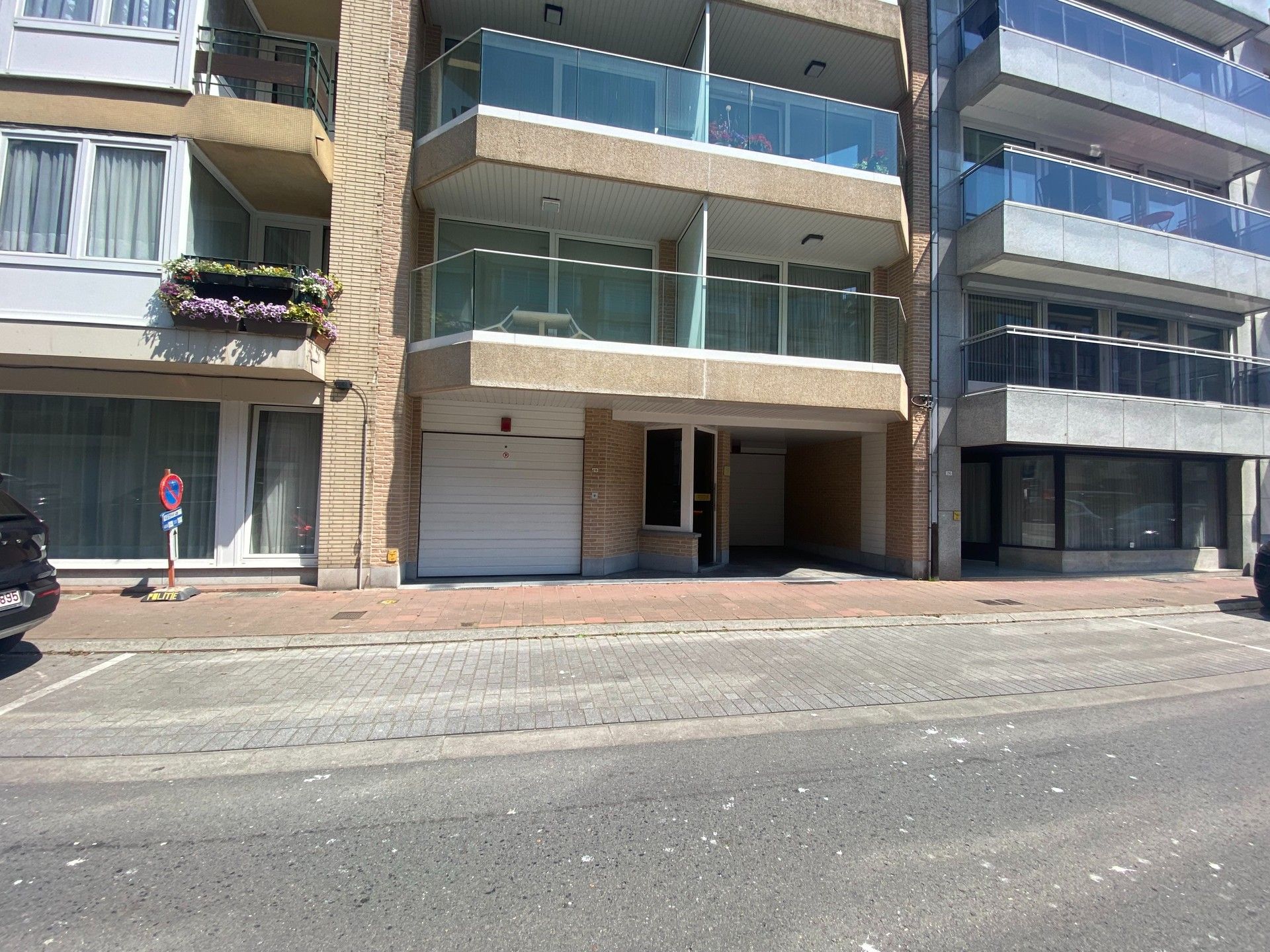 Gesloten garagebox te huur op de Paul Parmentierlaan! foto 2