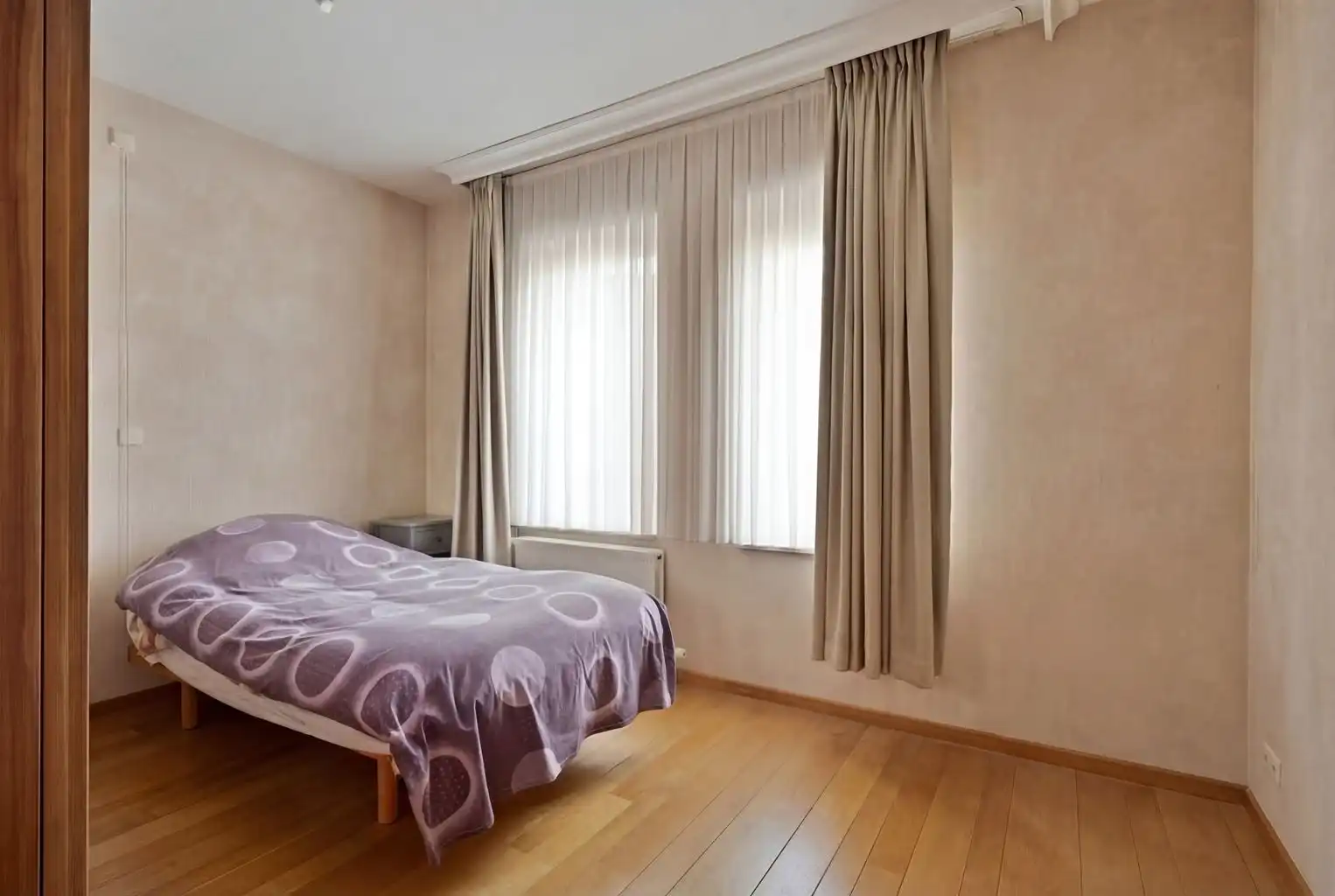 Uitzonderlijk ruim, gelijkvloers 2-slaapkamer appartement met terras en tuintje, zonnepanelen en inpandige garagebox gelegen vlakbij het centrum van Maaseik. foto 19