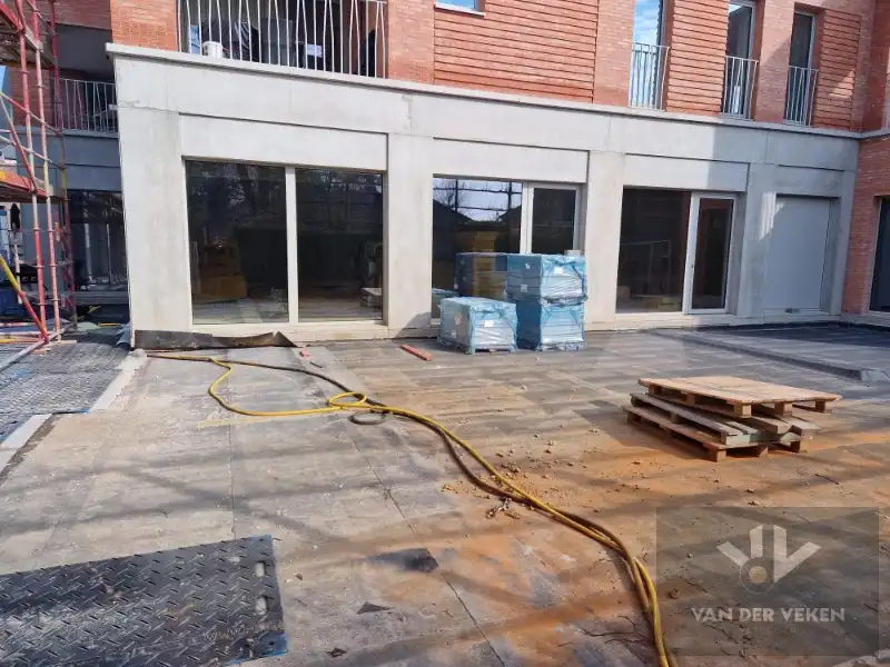 Casco en centraal gelegen nieuwbouw handelsgelijkvloers (160m²) met gezellig terras (130m²) foto 5