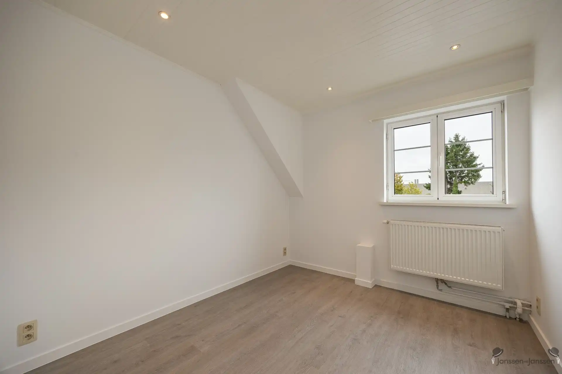 gerenoveerde woning met ruim magazijn  foto 14