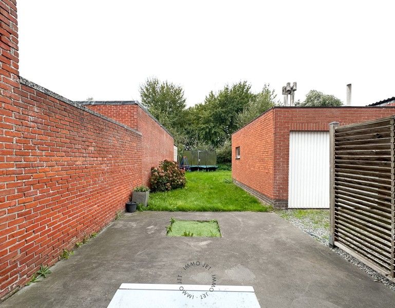 Appartementsgebouw met twee wooneenheden, garages en tuin foto 14