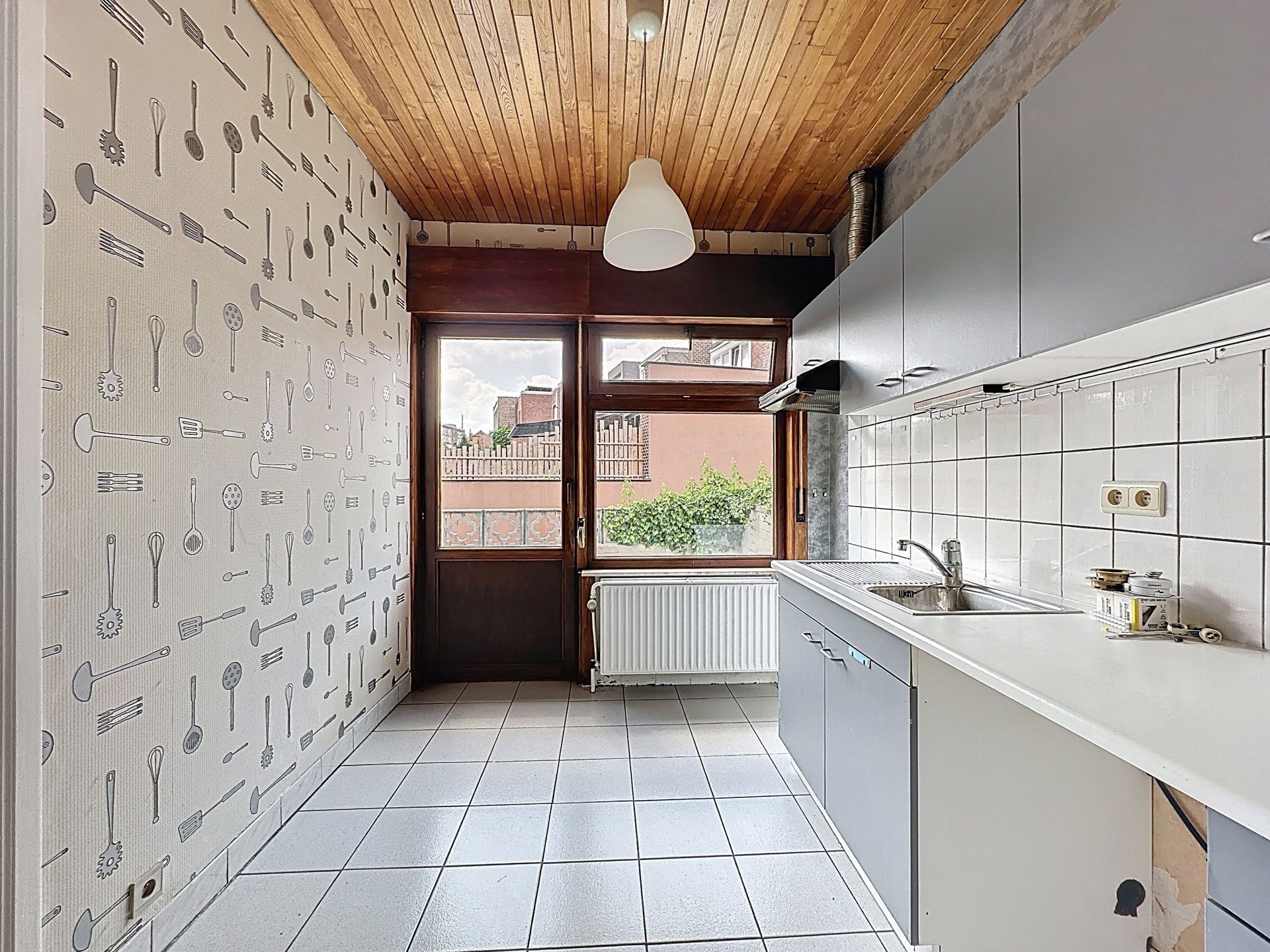 Een ruime te renoveren rijwoning van 207m² met zonnig terras foto 8