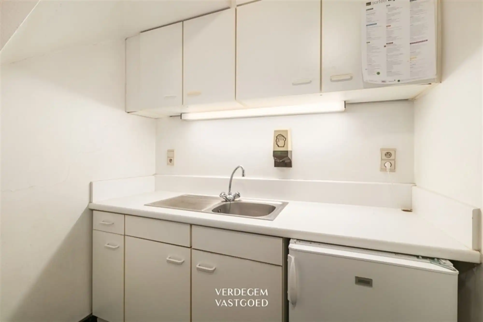 Architecturale woning met meerdere slaapkamers, garage en prachtige tuin foto 23