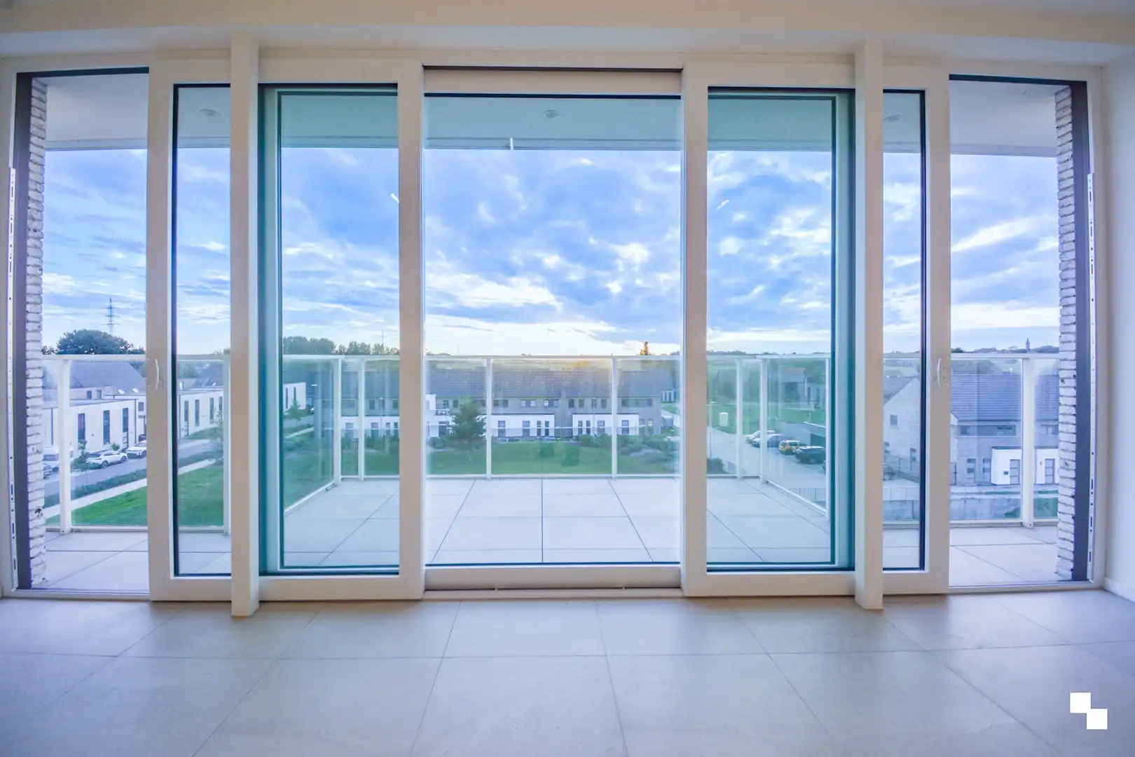 Modern nieuwbouwappartement met groot terras en mooi verzicht aan de rand van Hooglede foto 9