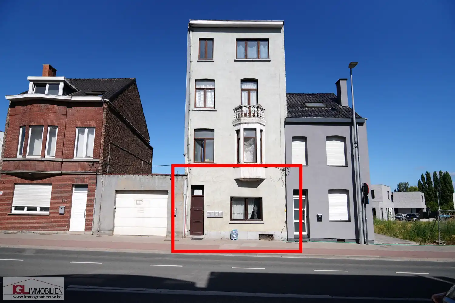 Opbrengsteigendom  met 4 appartementen te koop foto {{pictureIndex}}