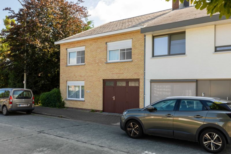 Roeselare-stadsrand. Zeer grote half open bebouwing op uitstekende ligging met 4 slaapkamers, garage en volledige zolderverdieping. 173m2 woonplezier ! foto 9