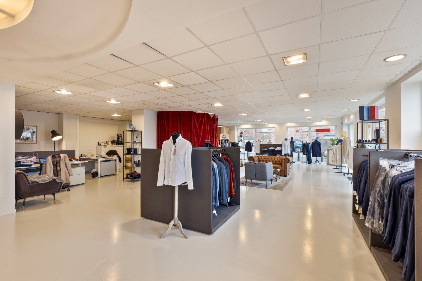 Handelsgelijkvloers/atelier/praktijkruimte van 357 m2 en 6 parkings! foto 9