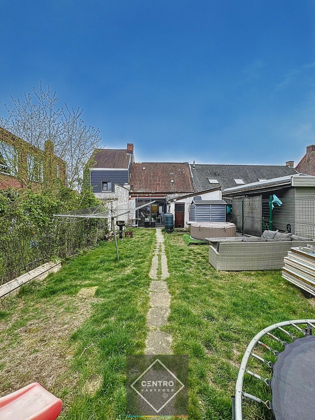 Voor de snelle beslisser! Leuke, BETAALBARE,  verder af te werken STARTERS-woning in het centrum van HEULE. foto 24