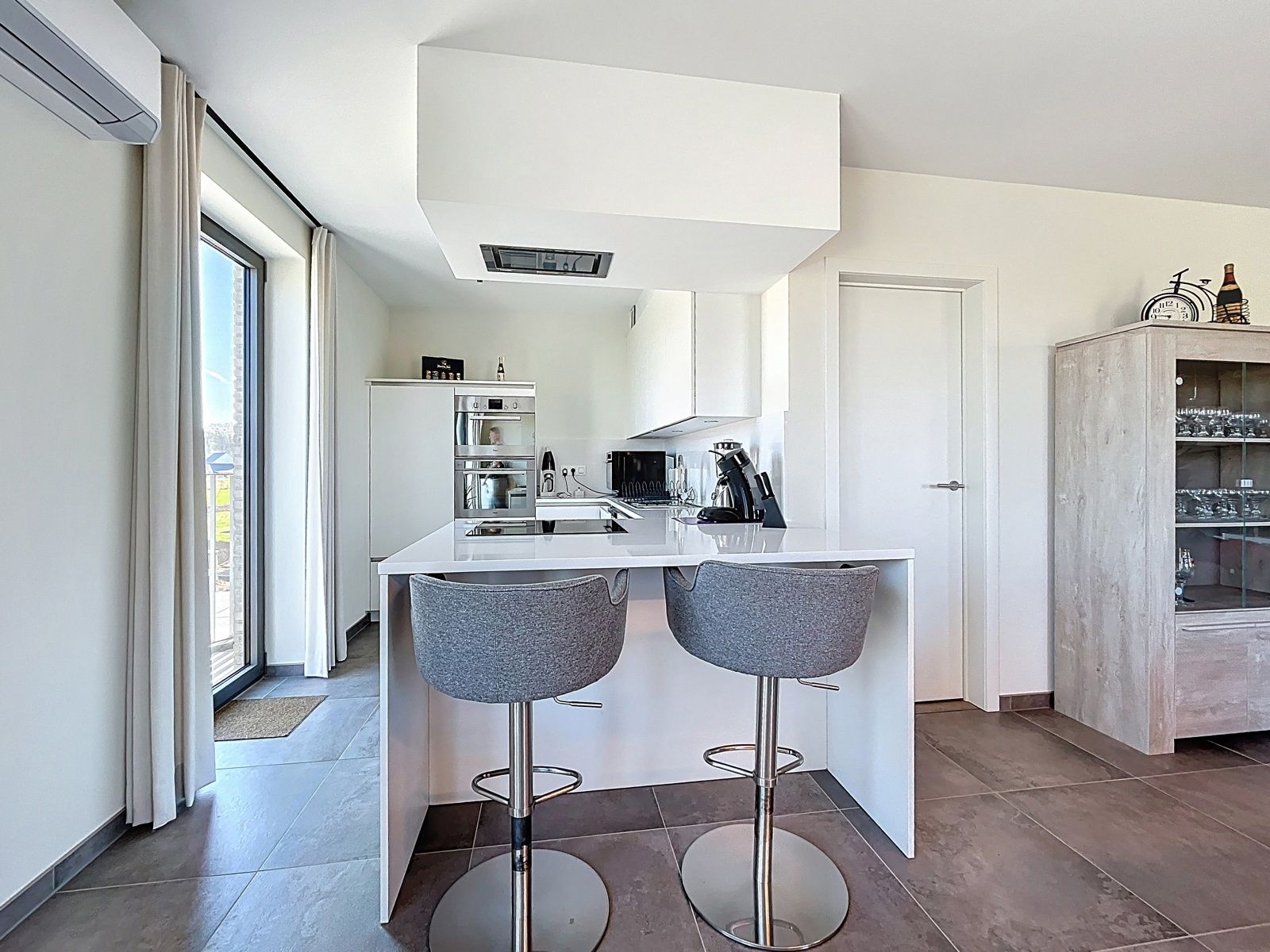 Instapklaar ruim app mét autostaanplaats en terras foto 7