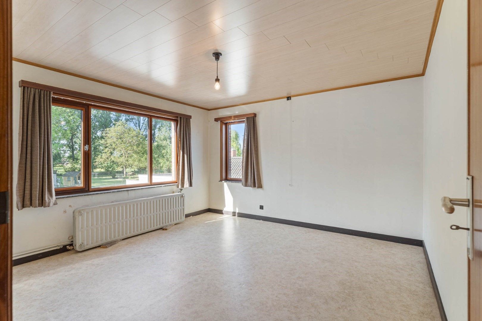 Te renoveren woning op een zuidgericht perceel van 18a 99ca op een zeer gunstige centrale ligging foto 14