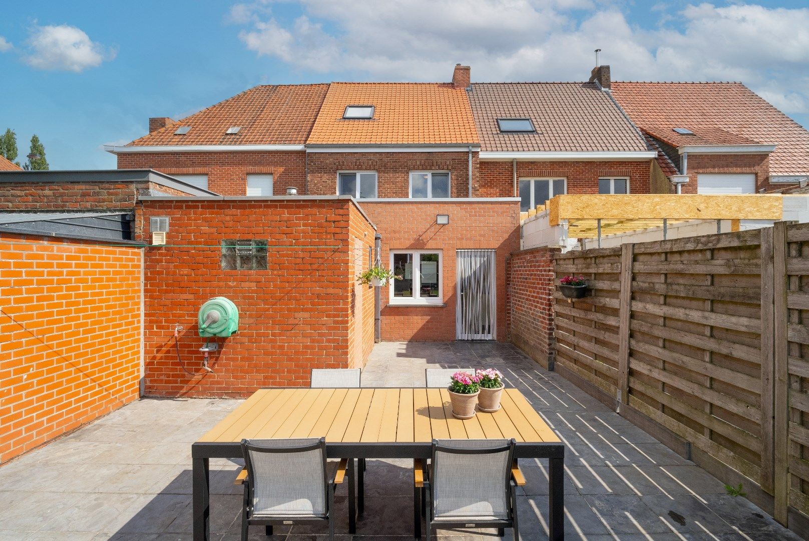 INSTAPKLARE RUIME WONING MET GARAGE EN UITWEG  foto 12