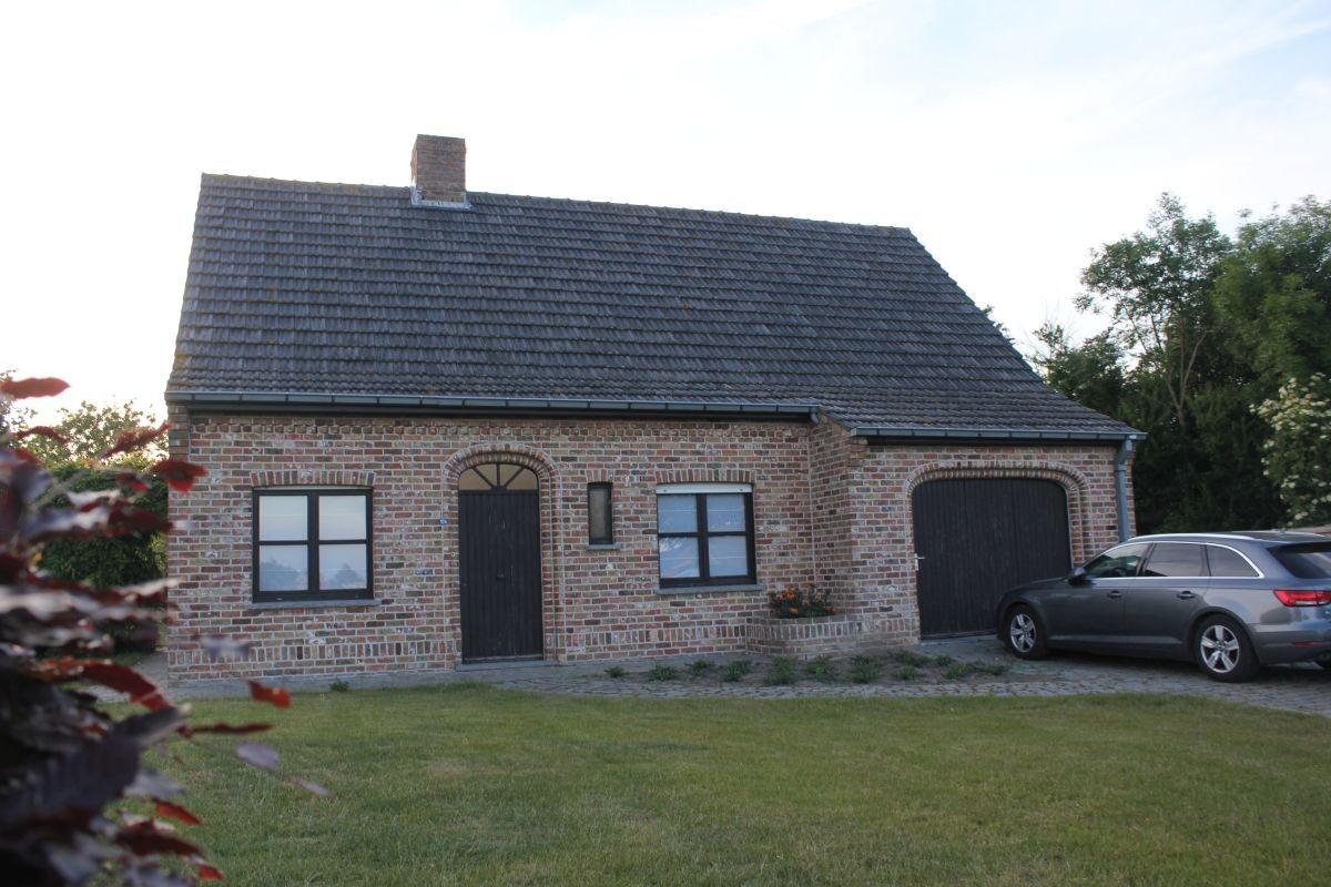 Hoofdfoto van de publicatie: Hoevetje met residentiële woning en stallen te koop op 1 ha te Staden en Hooglede