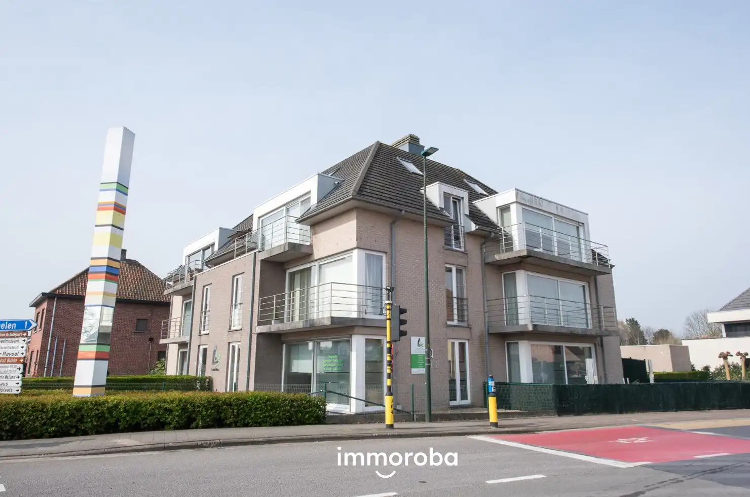 TE KOOP: Goed onderhouden appartement met 2 slaapkamers op centrale ligging te Machelen. foto {{pictureIndex}}